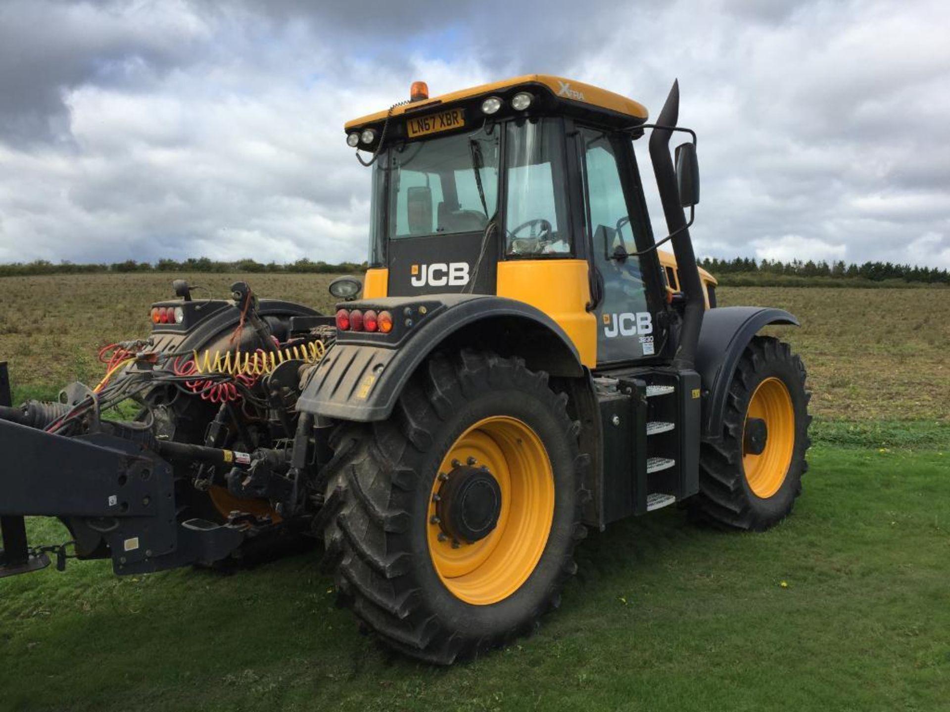 2017 JCB Fastrac 3230 Xtra 65Kph 4WD tractor with Zuidberg front linkage, 4 electric spool valves, a - Image 9 of 24