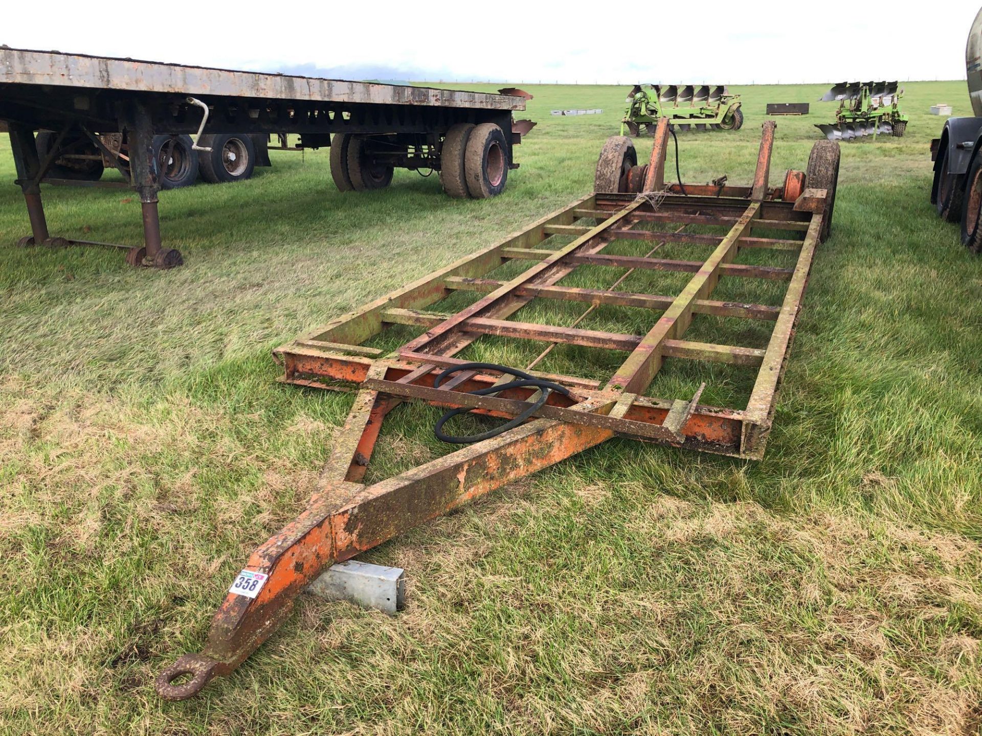 Low loader trailer frame single axle with rear hydraulic wheels