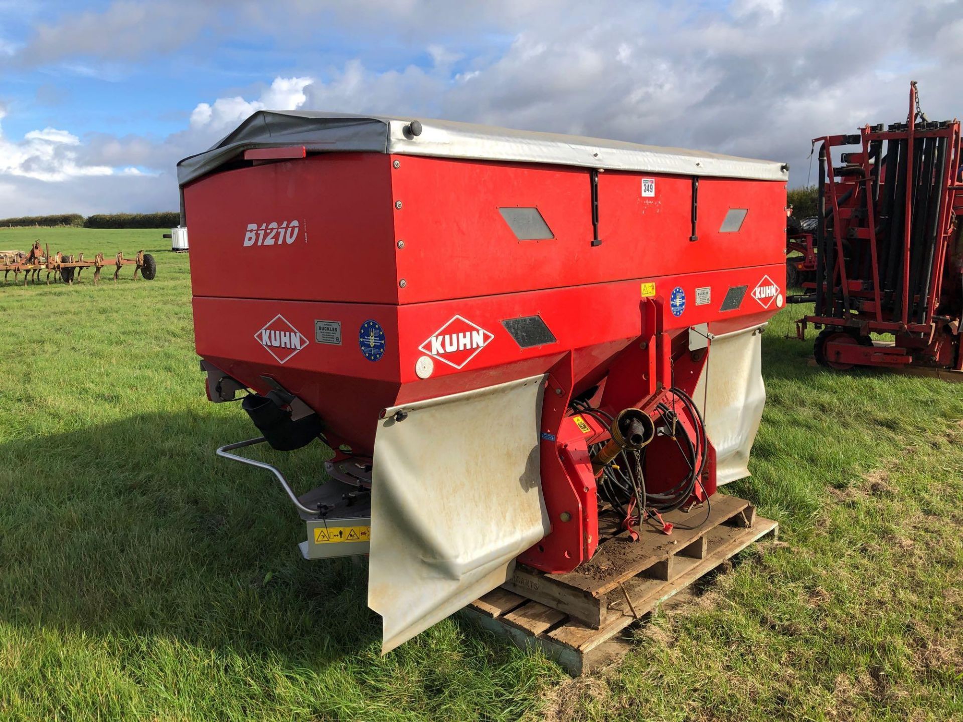 2003 Kuhn MDS1132 fertiliser spreader with Kuhn B1210 extension hopper and cover with headland limit - Image 2 of 4