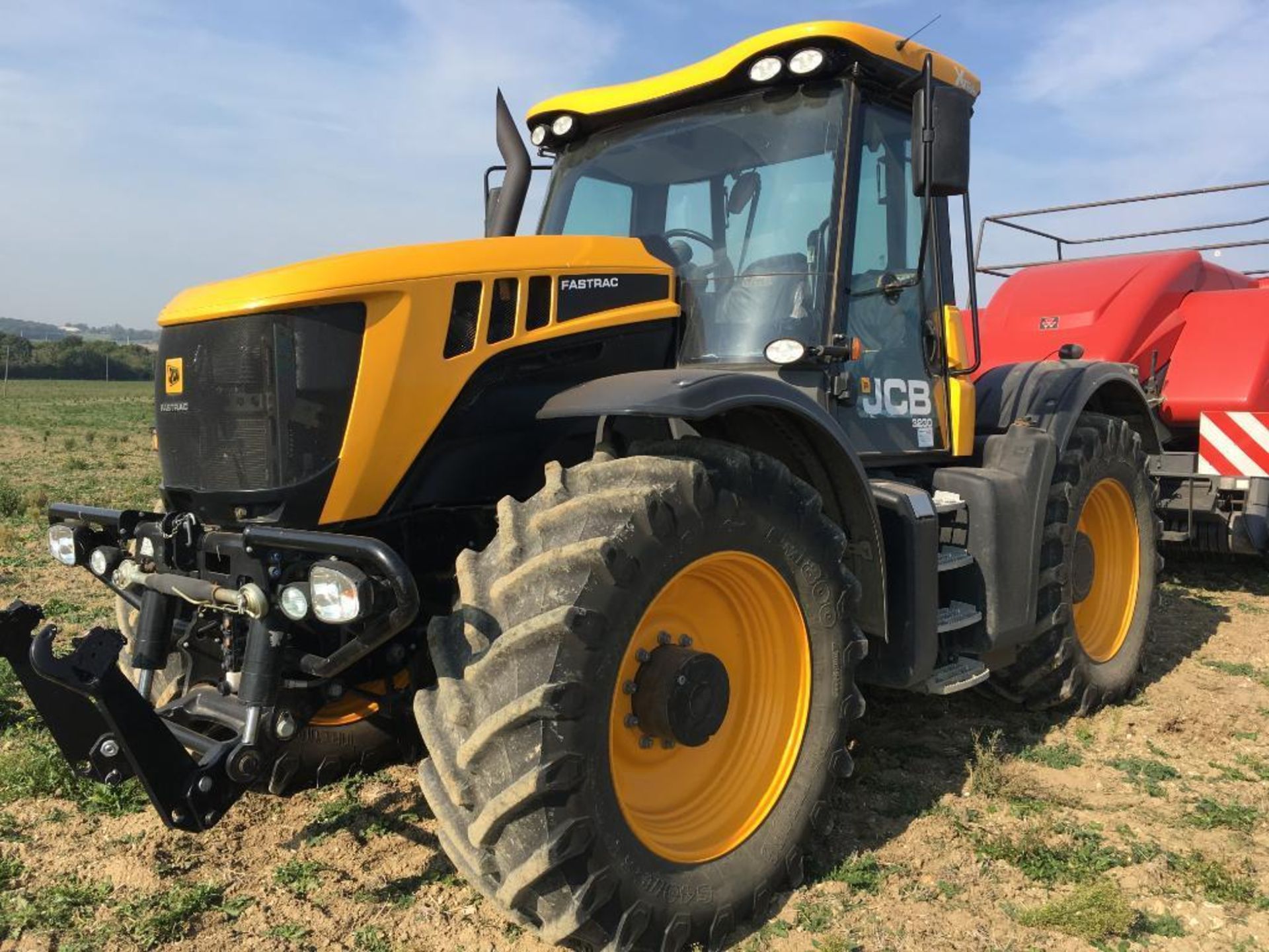 2017 JCB Fastrac 3230 Xtra 65Kph 4WD tractor with Zuidberg front linkage, 4 electric spool valves, a - Image 24 of 24