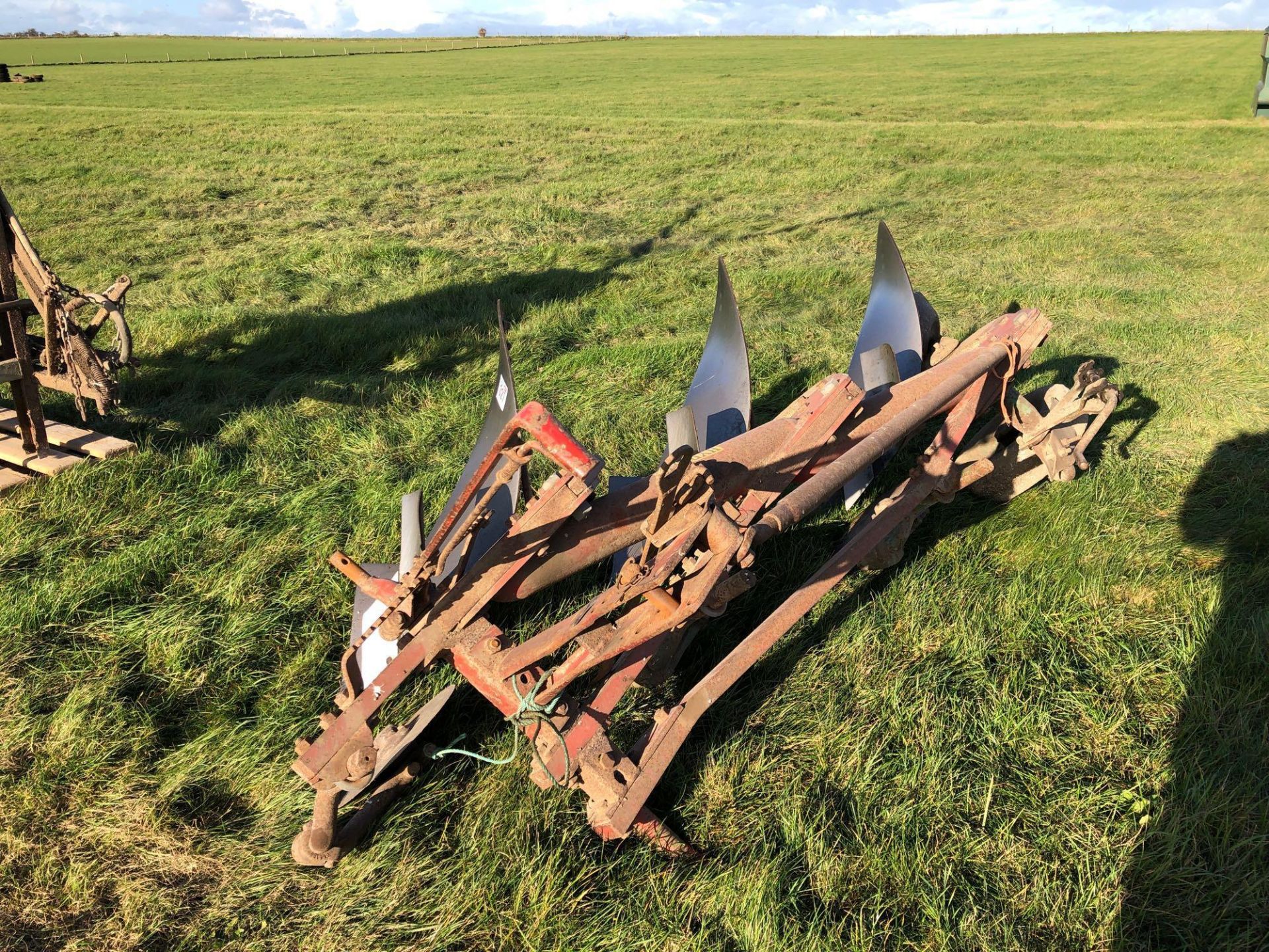 Kverneland 3 furrow conventional plough. Serial No: NR74112 - Image 2 of 2