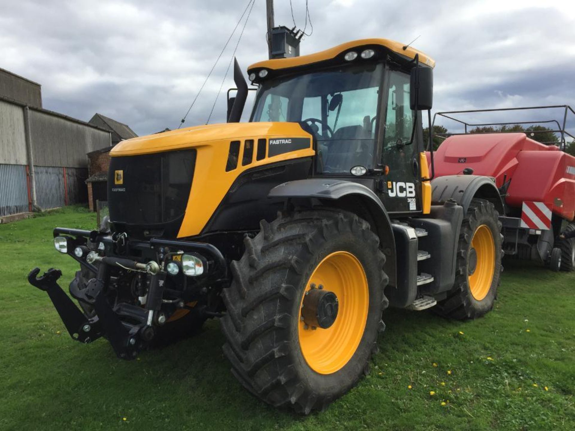 2017 JCB Fastrac 3230 Xtra 65Kph 4WD tractor with Zuidberg front linkage, 4 electric spool valves, a - Image 3 of 24