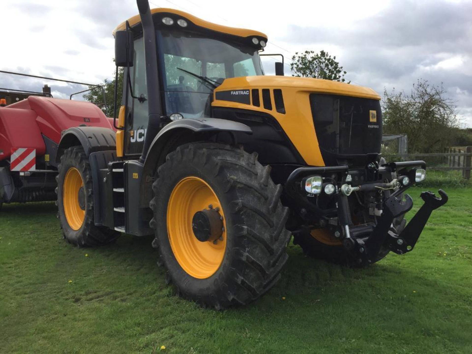 2017 JCB Fastrac 3230 Xtra 65Kph 4WD tractor with Zuidberg front linkage, 4 electric spool valves, a - Image 8 of 24