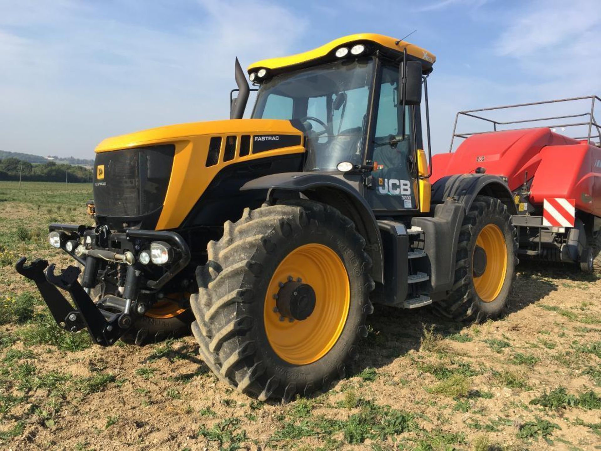 2017 JCB Fastrac 3230 Xtra 65Kph 4WD tractor with Zuidberg front linkage, 4 electric spool valves, a - Image 2 of 24