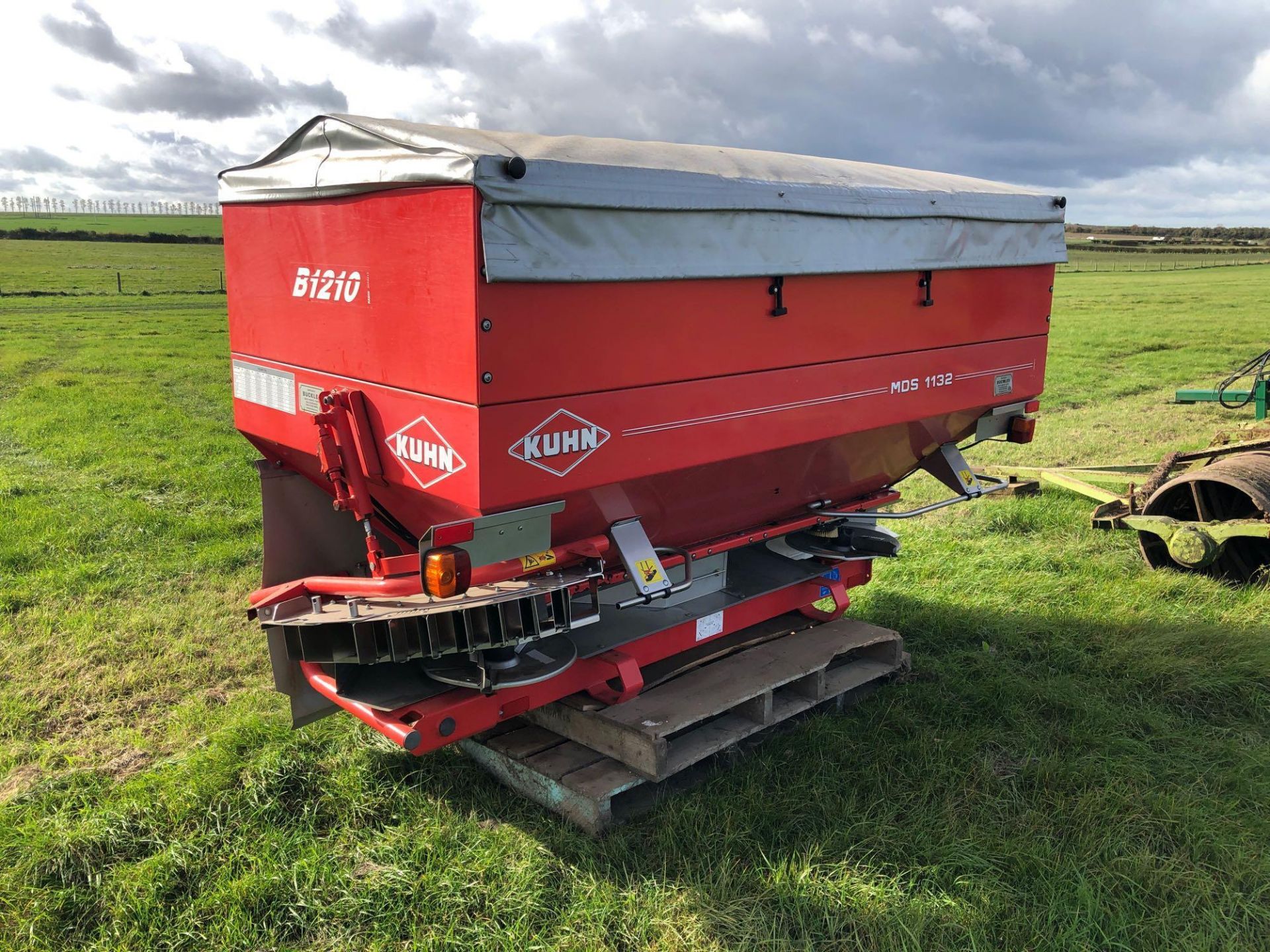 2003 Kuhn MDS1132 fertiliser spreader with Kuhn B1210 extension hopper and cover with headland limit - Image 4 of 4