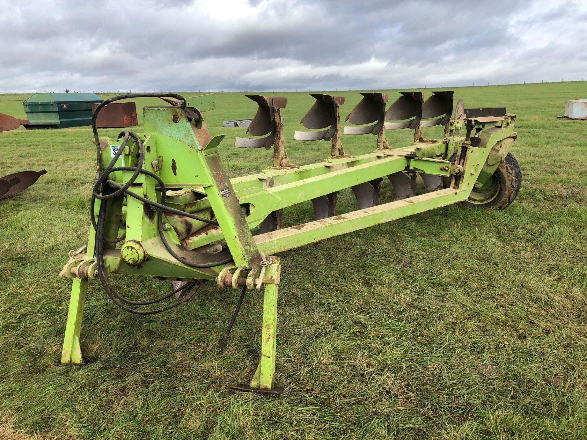 Dowdeswell DP6 6 furrow (5+1) semi-mounted reversible plough with trash boards. Serial No: 11434944 - Image 2 of 3