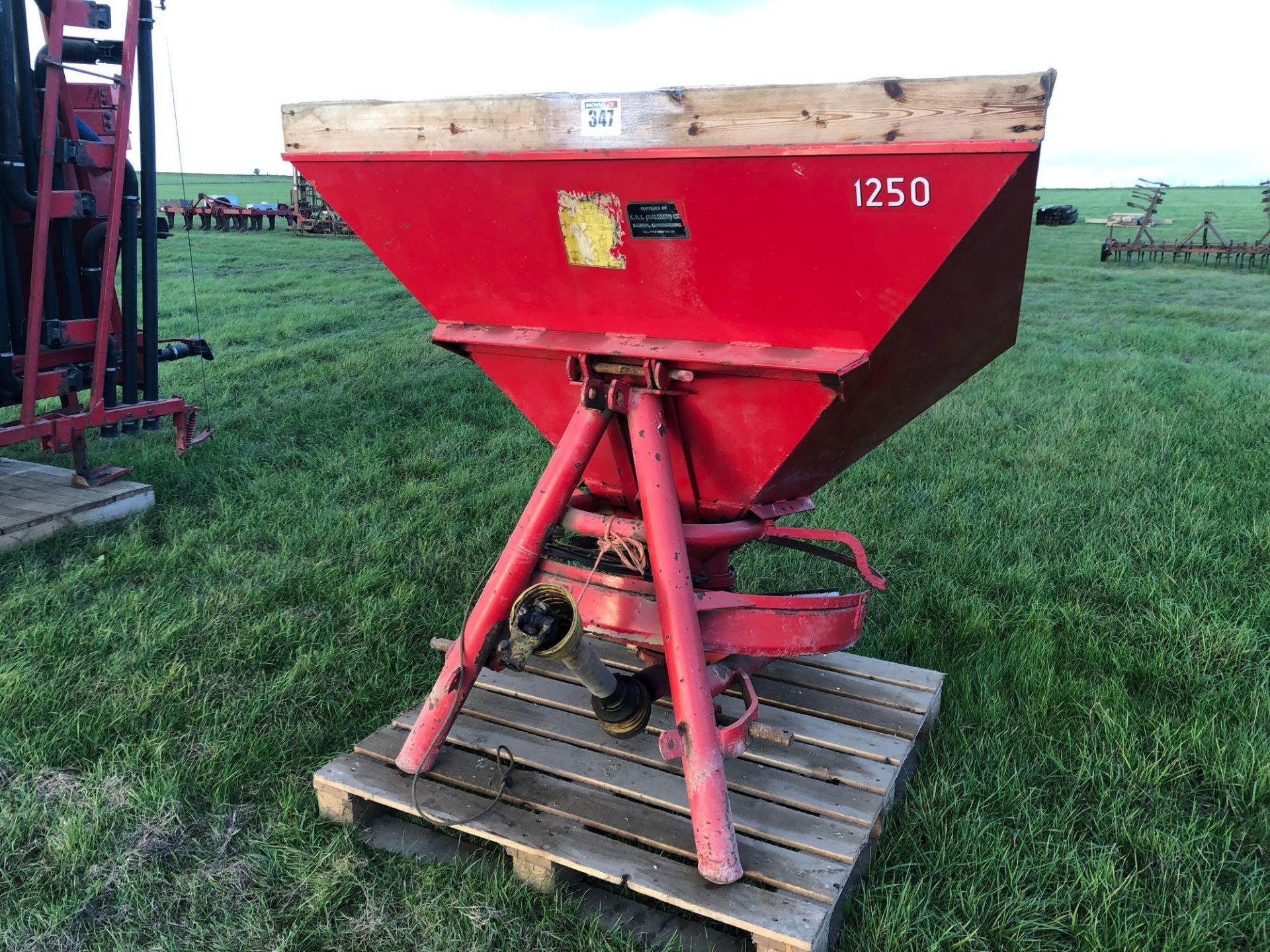 Fertiliser spreader single disc linkage mounted