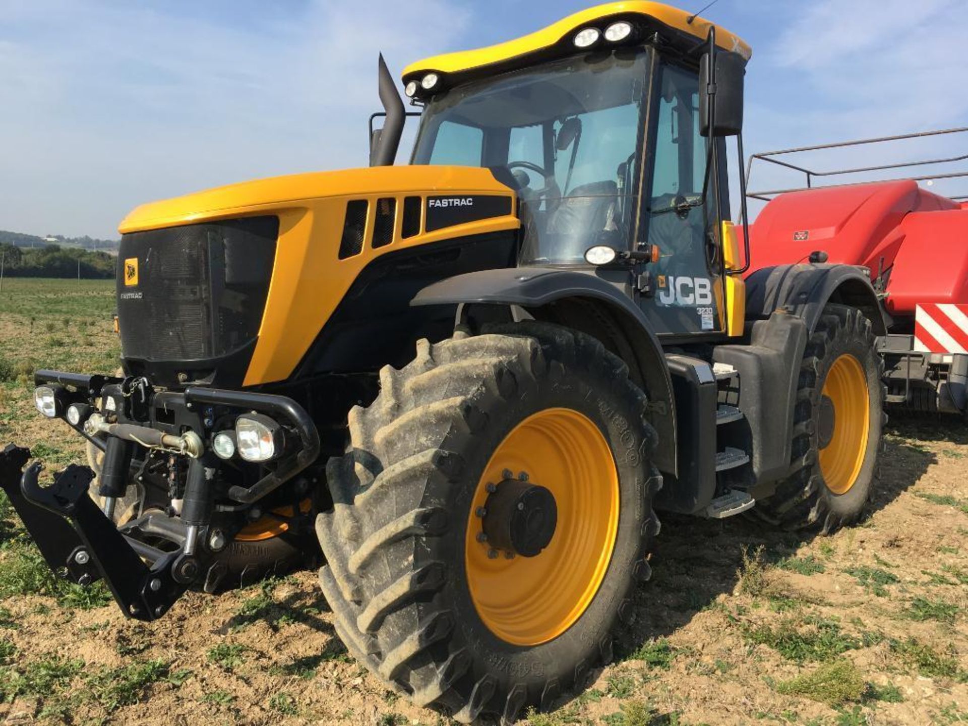 2017 JCB Fastrac 3230 Xtra 65Kph 4WD tractor with Zuidberg front linkage, 4 electric spool valves, a - Image 23 of 24