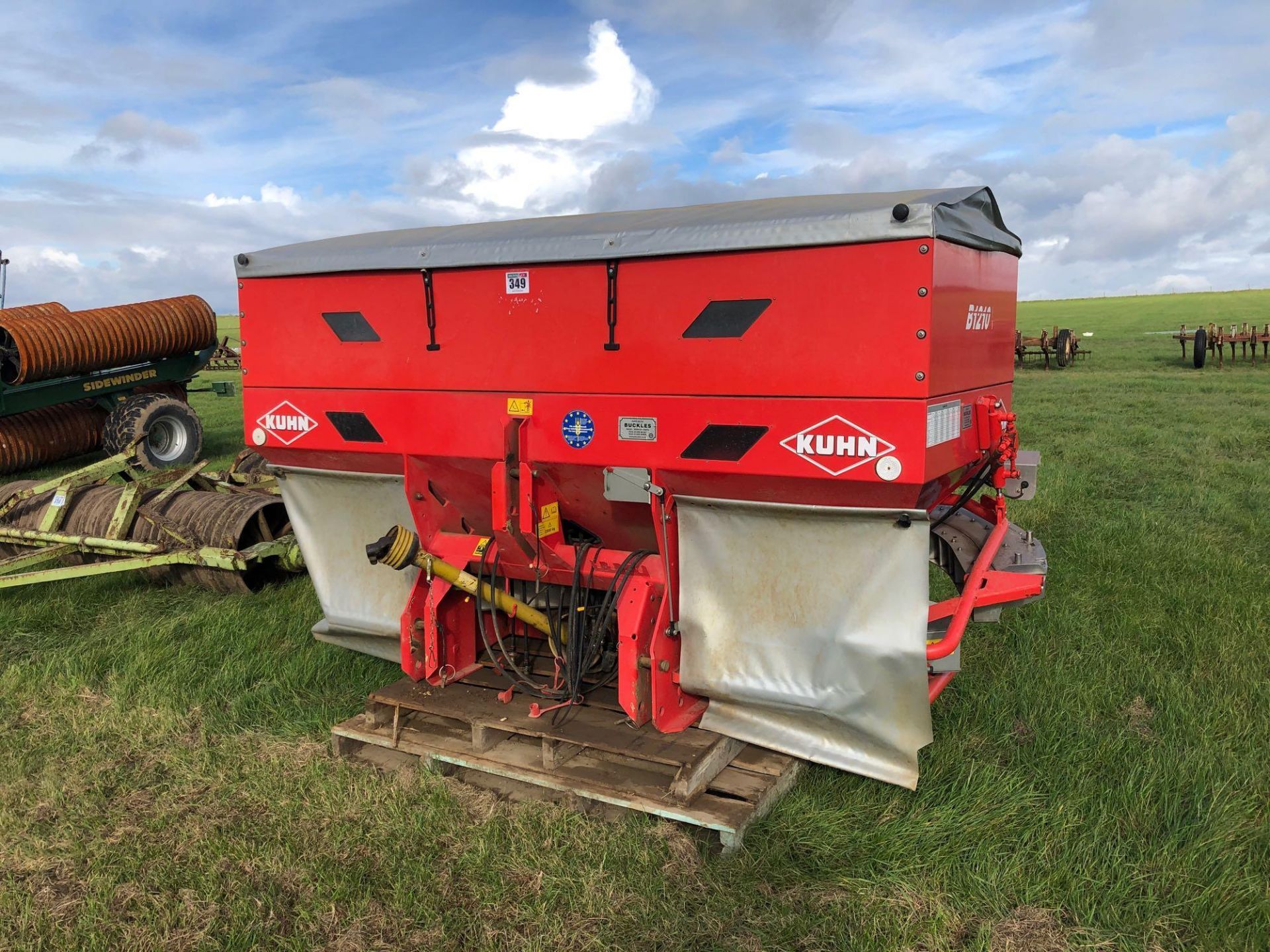 2003 Kuhn MDS1132 fertiliser spreader with Kuhn B1210 extension hopper and cover with headland limit
