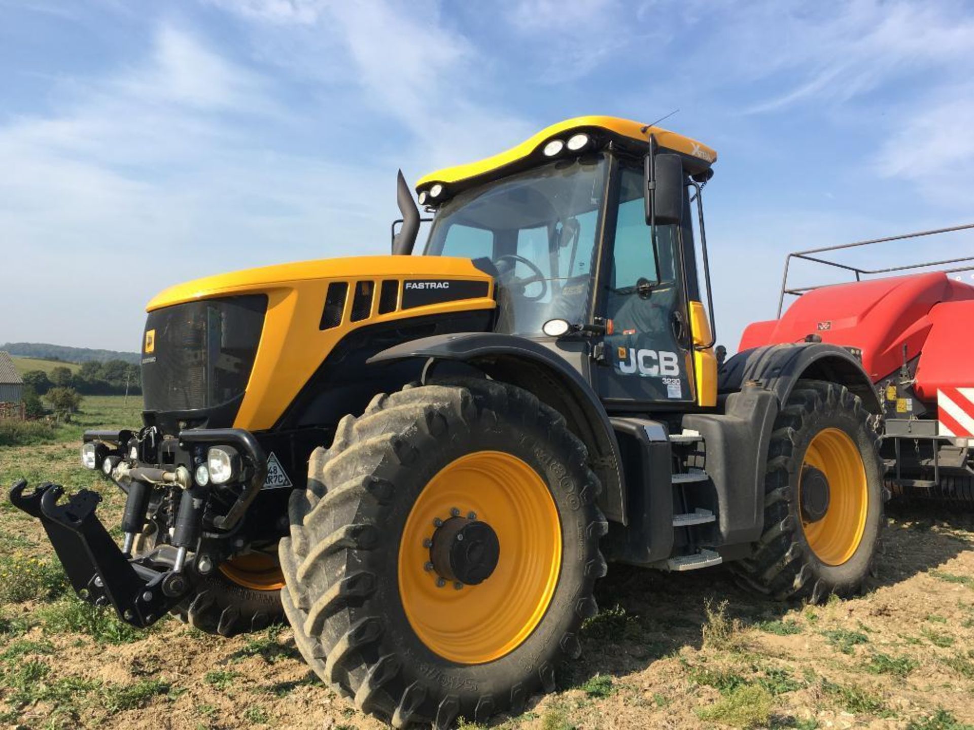 2017 JCB Fastrac 3230 Xtra 65Kph 4WD tractor with Zuidberg front linkage, 4 electric spool valves, a - Image 21 of 24