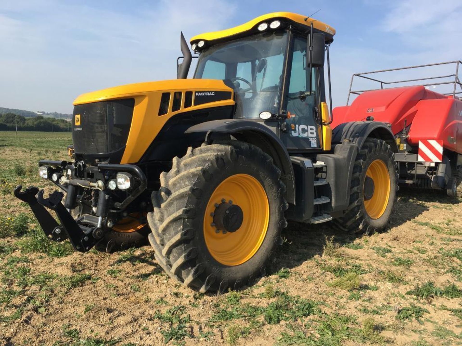 2017 JCB Fastrac 3230 Xtra 65Kph 4WD tractor with Zuidberg front linkage, 4 electric spool valves, a - Image 22 of 24