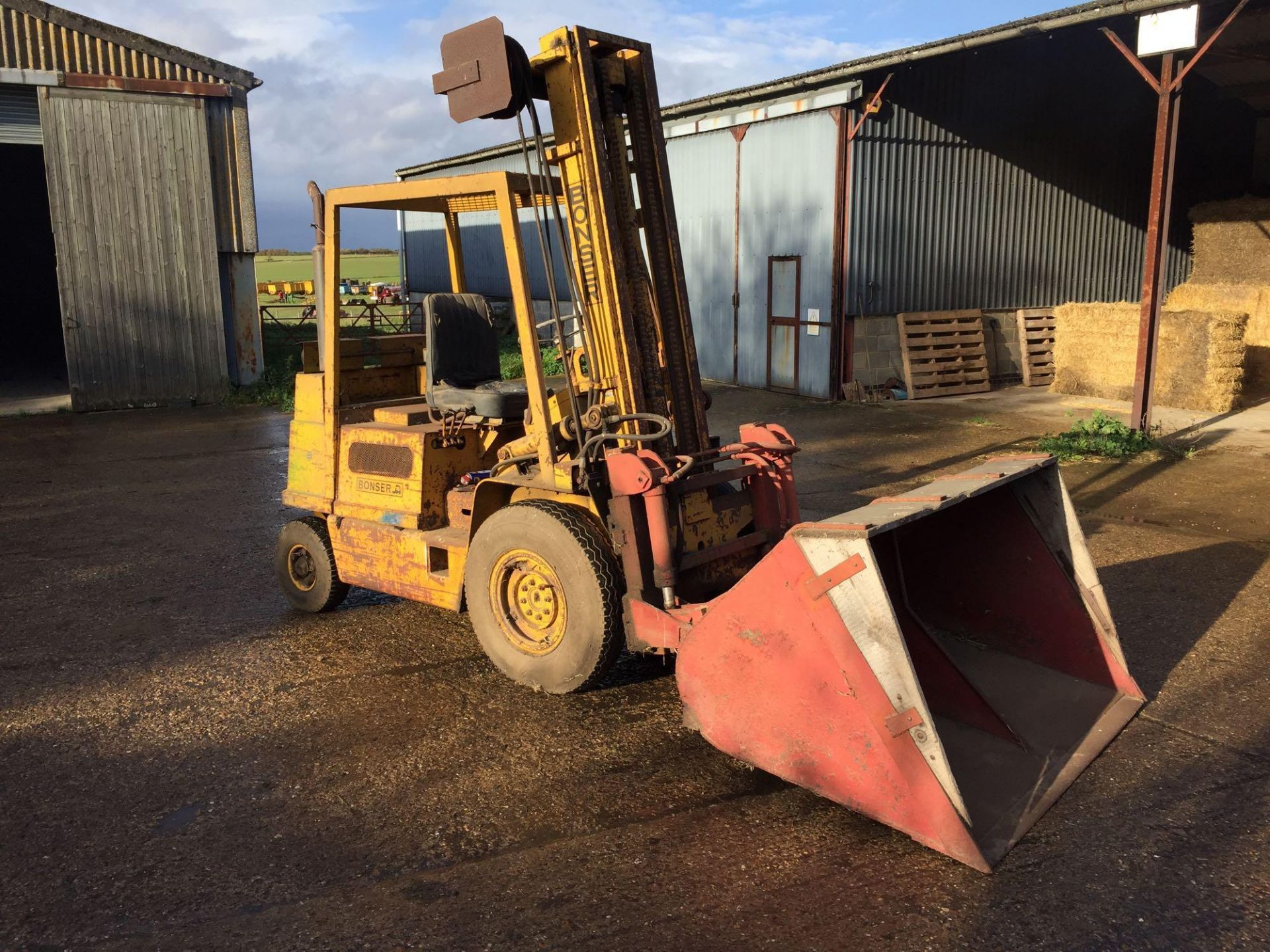 1975 Bonser masted forklift with grain bucket and pallet tines. Reg No: KFE 257N. Hours: 14,892