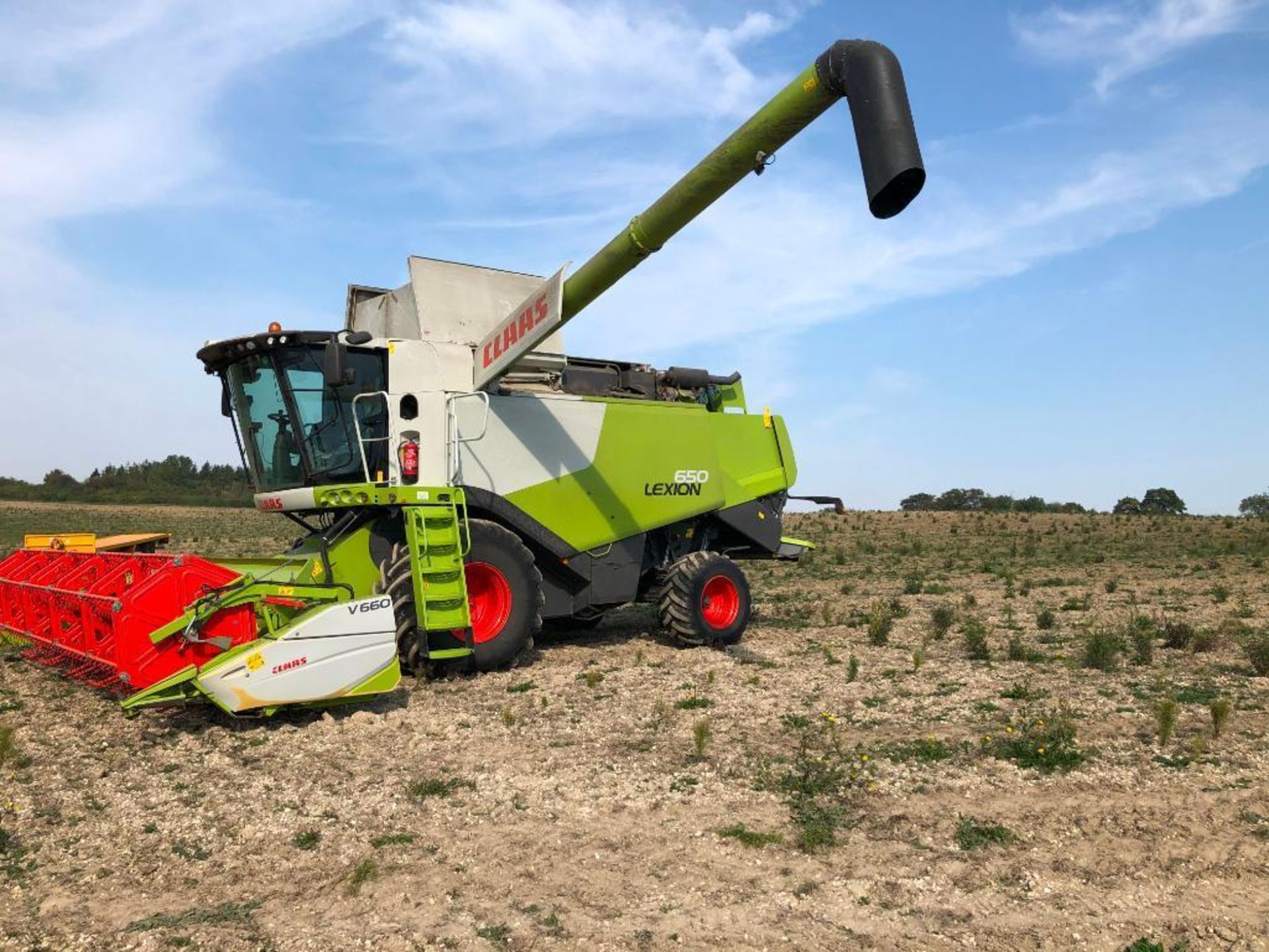 2014 Claas Lexion 650 combine harvester with V660 (22ft) header and header trolley with side knife a - Image 5 of 26