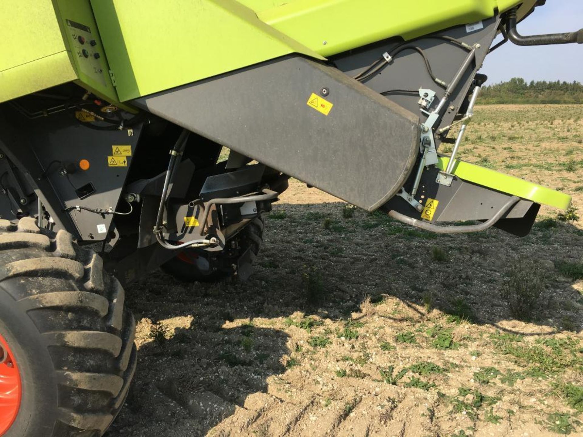 2014 Claas Lexion 650 combine harvester with V660 (22ft) header and header trolley with side knife a - Image 12 of 26