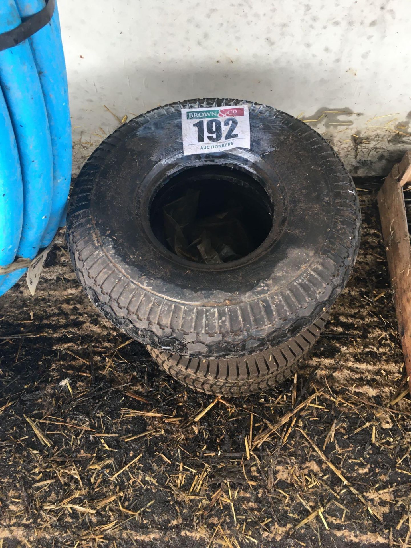 Quantity miscellaneous tyres