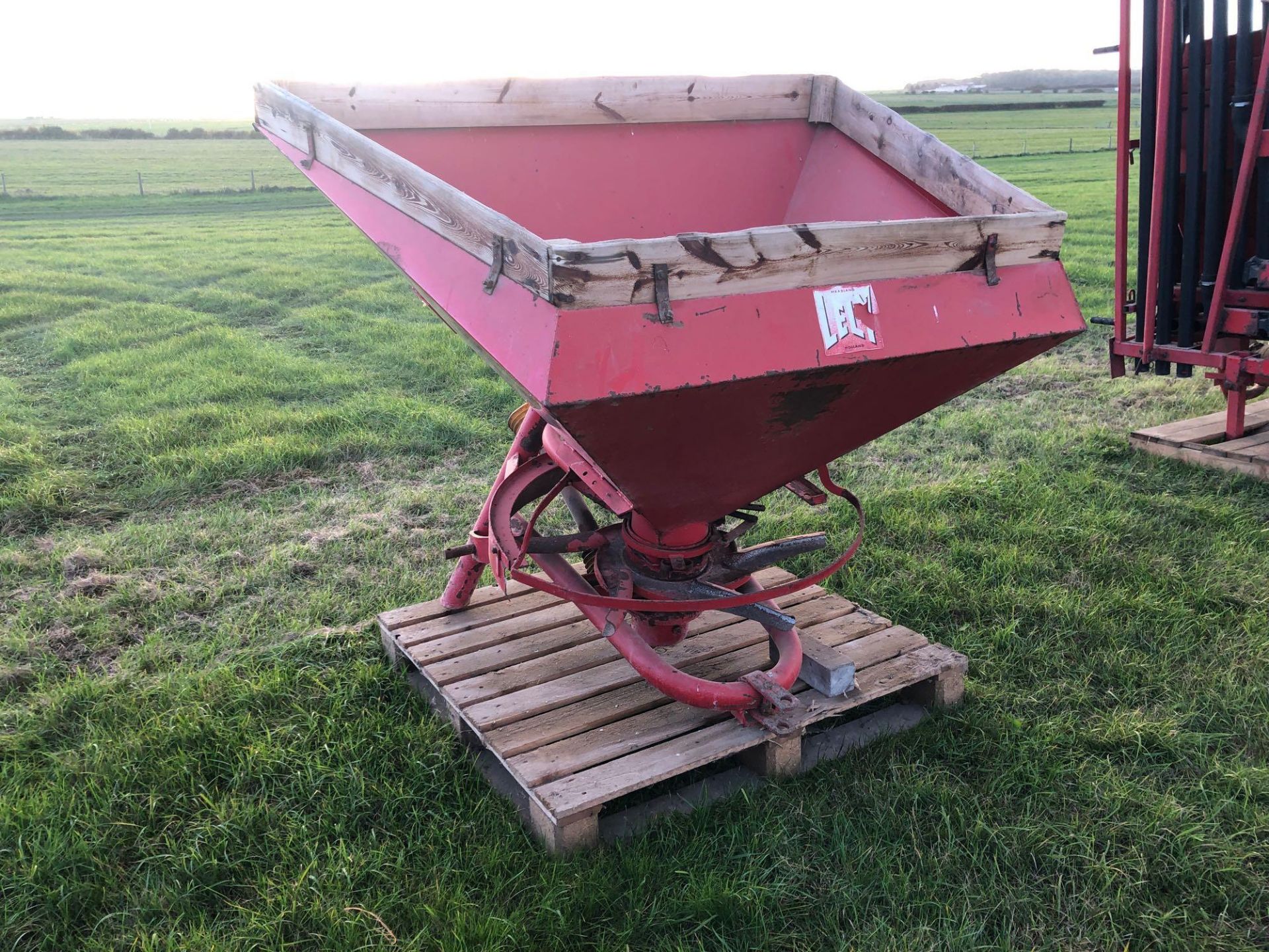 Fertiliser spreader single disc linkage mounted - Image 2 of 3