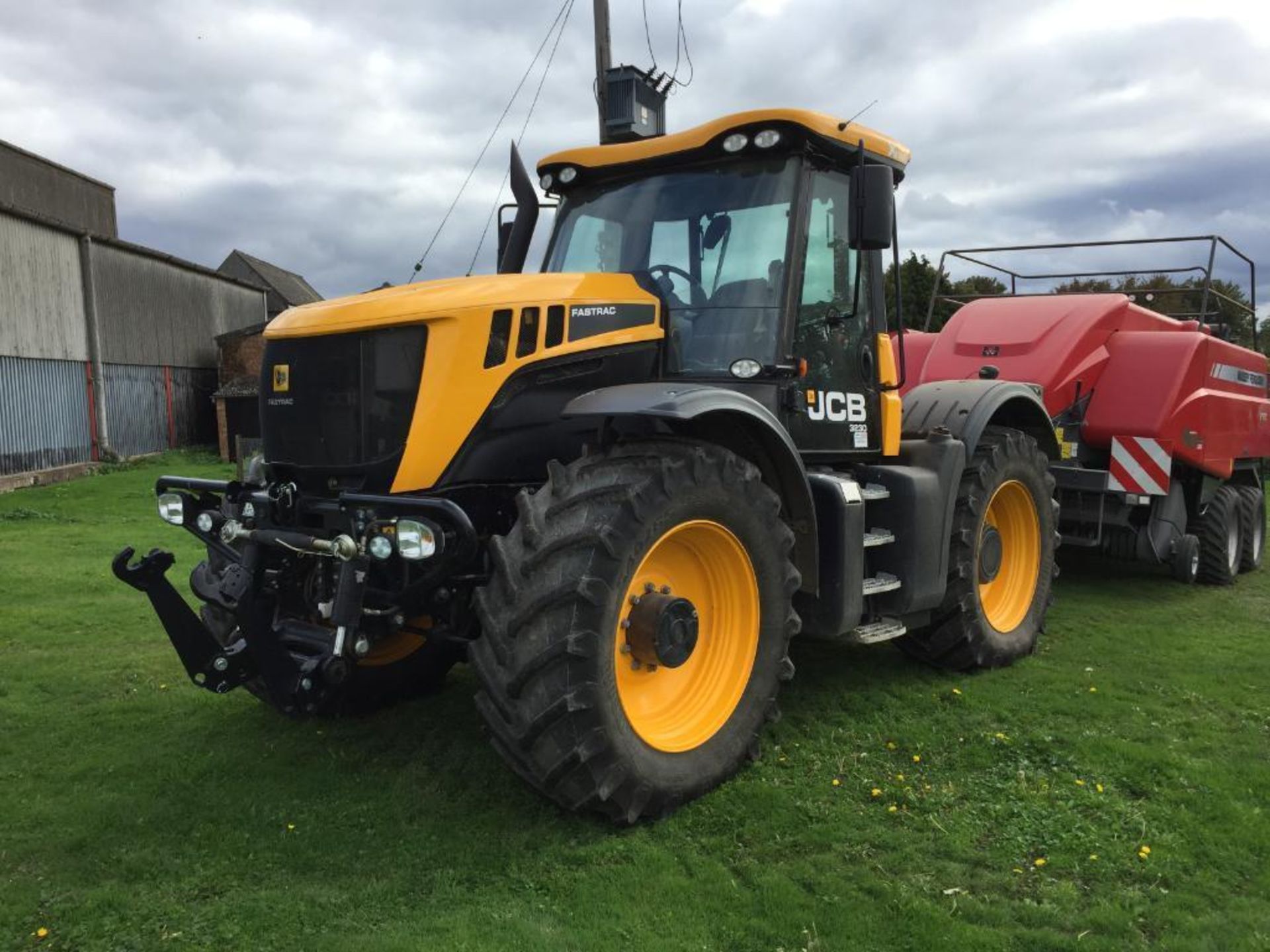 2017 JCB Fastrac 3230 Xtra 65Kph 4WD tractor with Zuidberg front linkage, 4 electric spool valves, a - Image 6 of 24