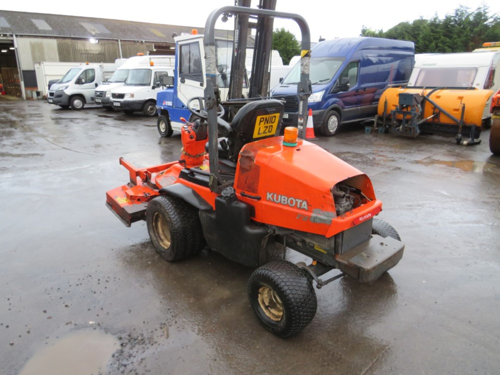 10 reg KUBOTA RIDE ON MOWER, 1977 HOURS NOT WARRANTED, NO V5 [+ VAT] - Image 3 of 4