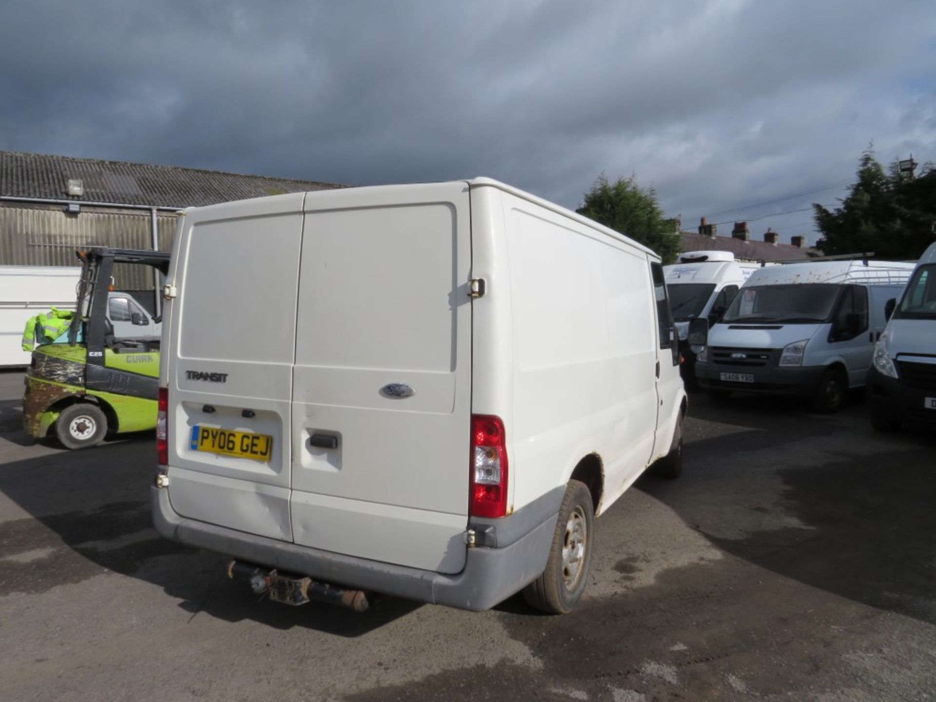 06 reg FORD TRANSIT 280 SWB VAN, 1ST REG 06/06, 126154M NOT WARRANTED, V5 HERE, 2 FORMER - Image 4 of 6