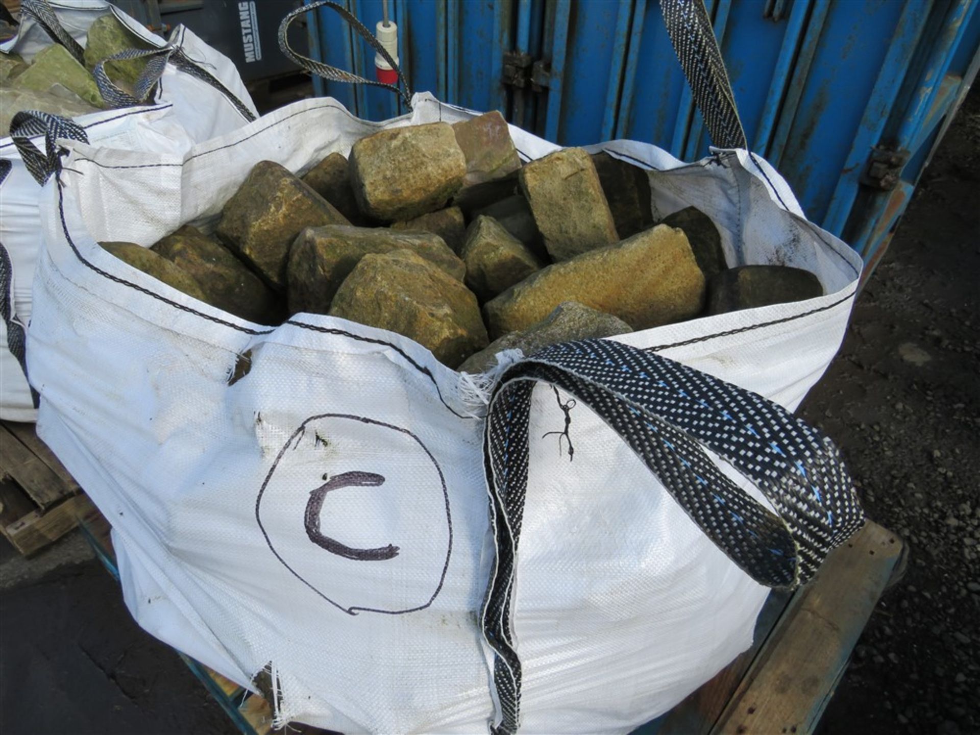 BAG OF RECLAIMED STONE SETS/COBBLES (C) [NO VAT]