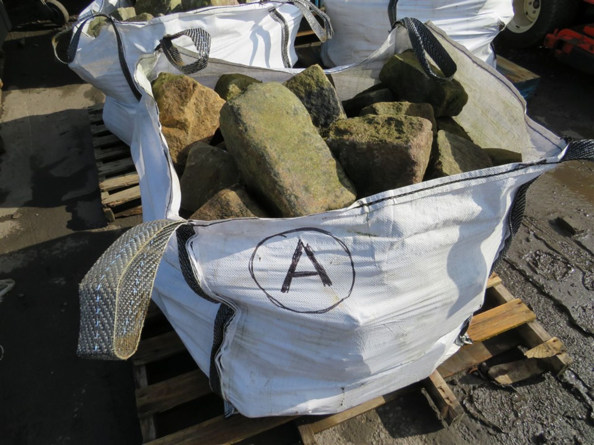 BAG OF RECLAIMED STONE SETS/COBBLES (A) [NO VAT]