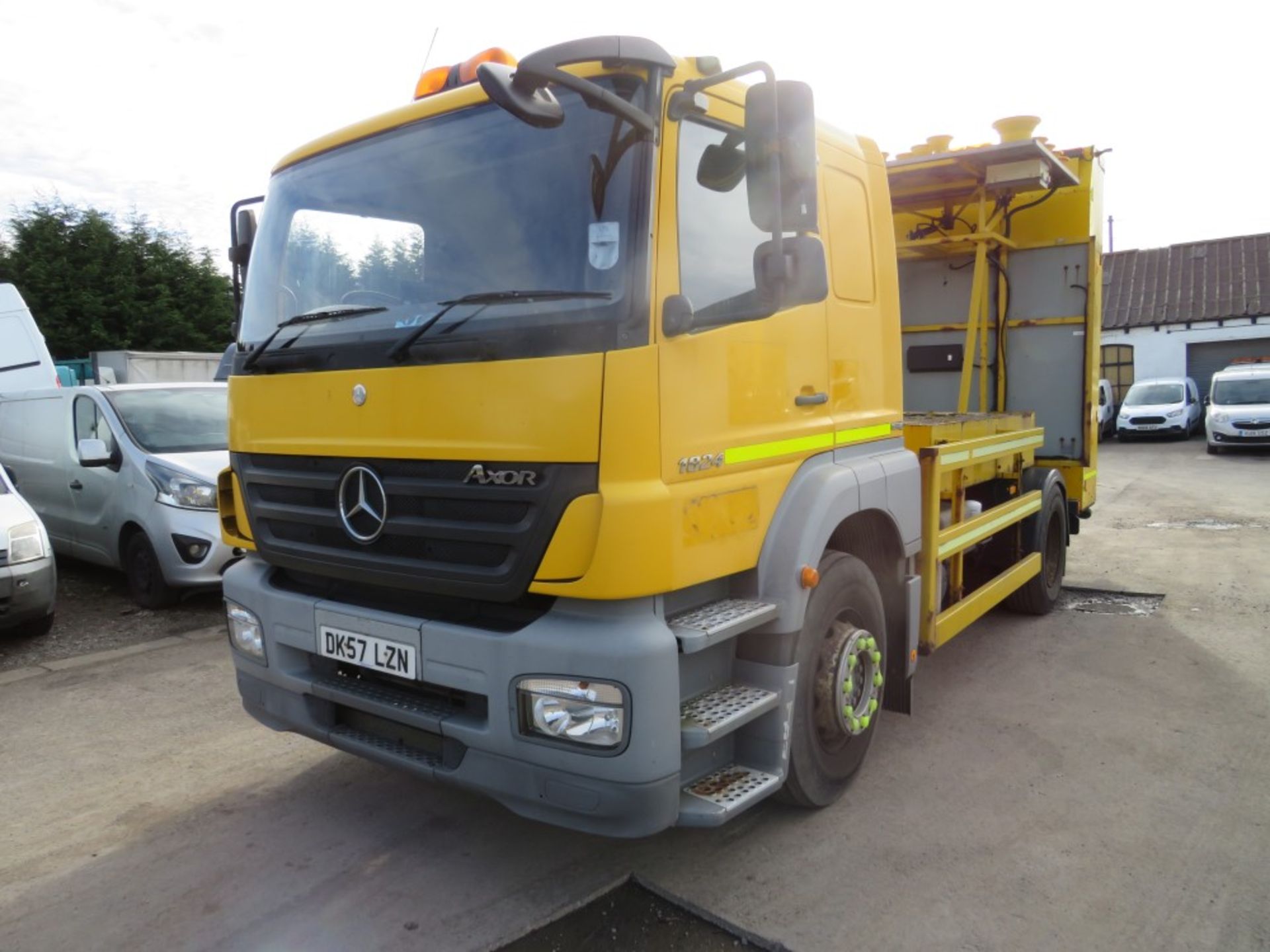 57 reg MERCEDES 1824 HIGHWAY MAINTENANCE VEHICLE (DIRECT COUNCIL) 1ST REG 02/08, 104676KM, V5 - Image 2 of 5