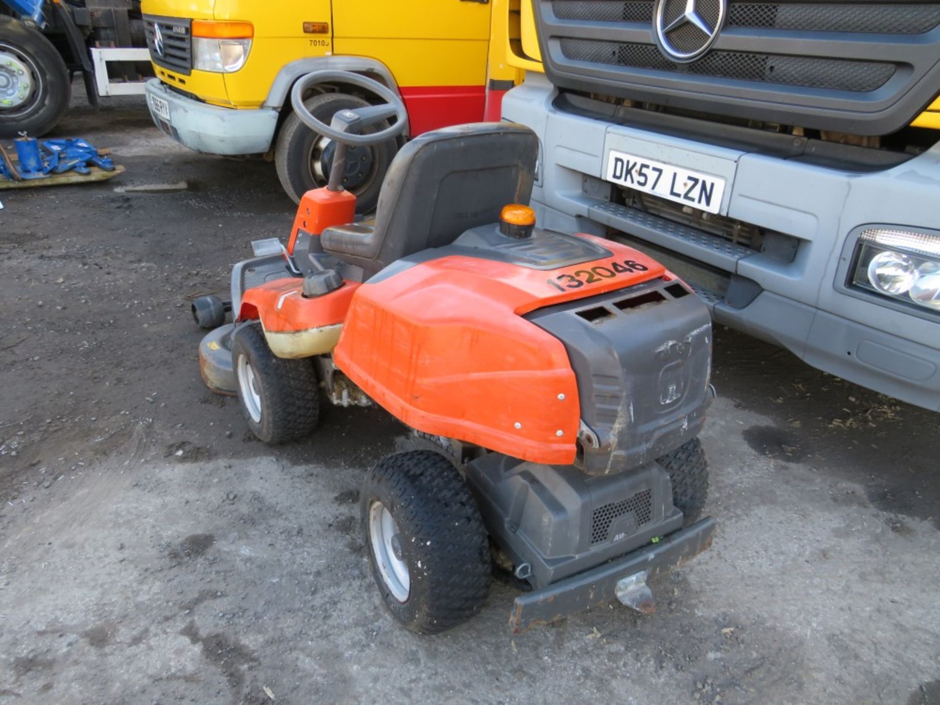 HUSQVARNA 216 AWD RIDE ON MOWER (DIRECT COUNCIL) [+ VAT] - Bild 3 aus 4