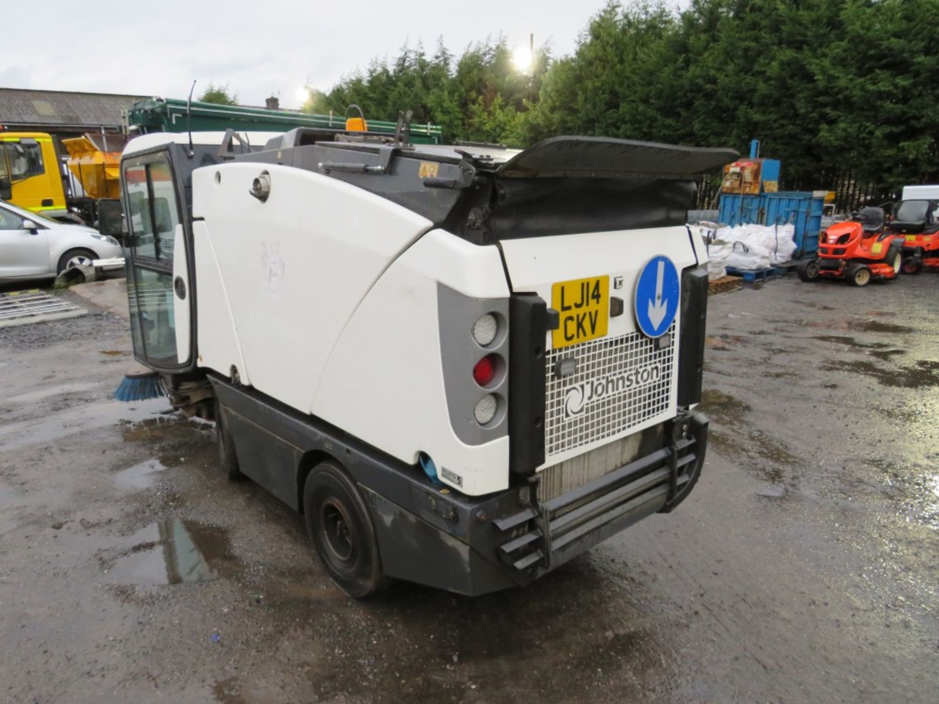 14 reg JOHNSON COMPACT PRECINCT SWEEPER (DIRECT COUNCIL) 1ST REG 04/14, V5 HERE, 1 OWNER FROM NEW [+ - Image 3 of 6