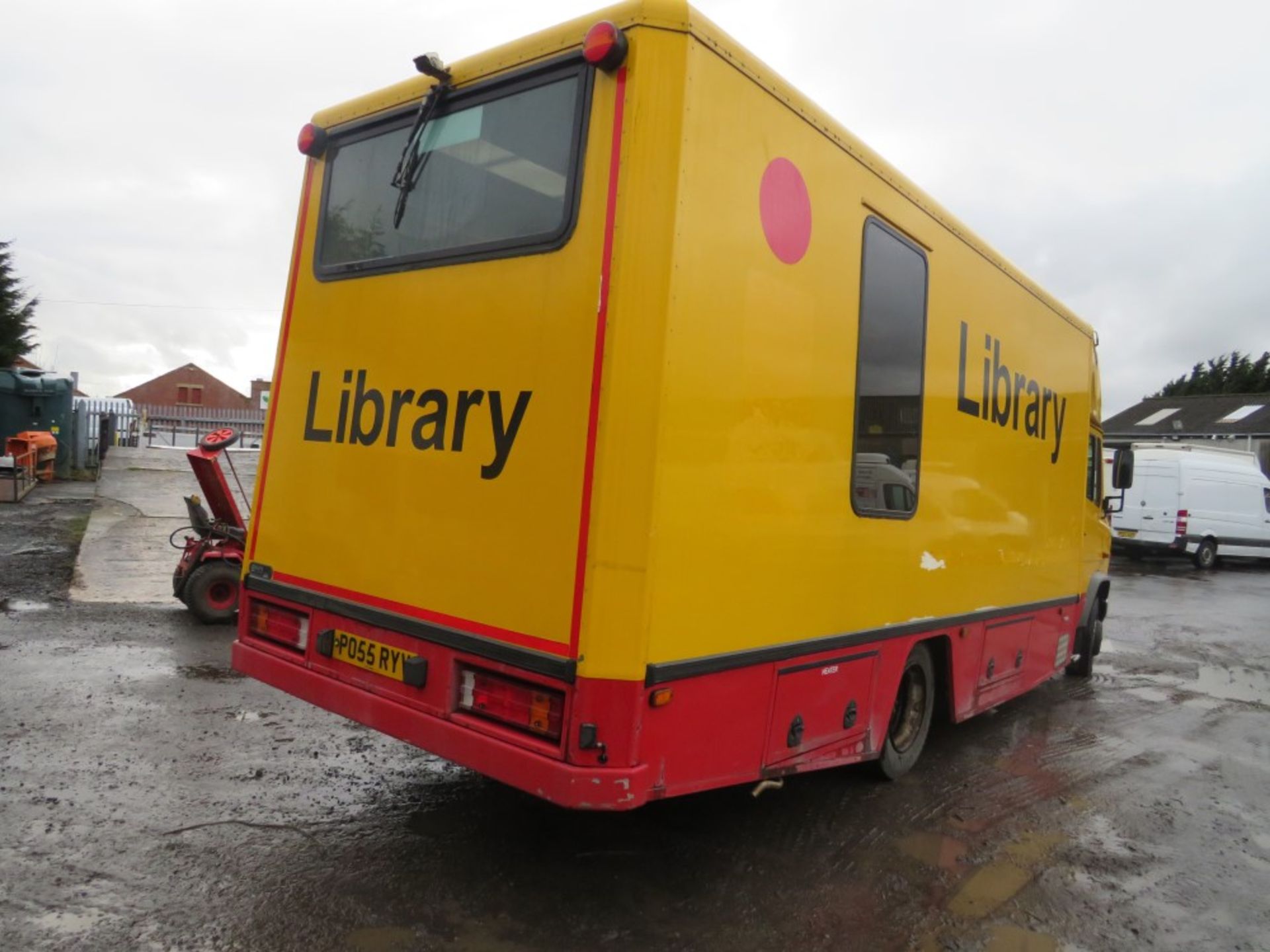 55 reg MERCEDES VARIO 815D LIBRARY (DIRECT COUNCIL) 1ST REG 09/05, TEST 10/20, 98694KM, V5 HERE, 1 - Image 4 of 6