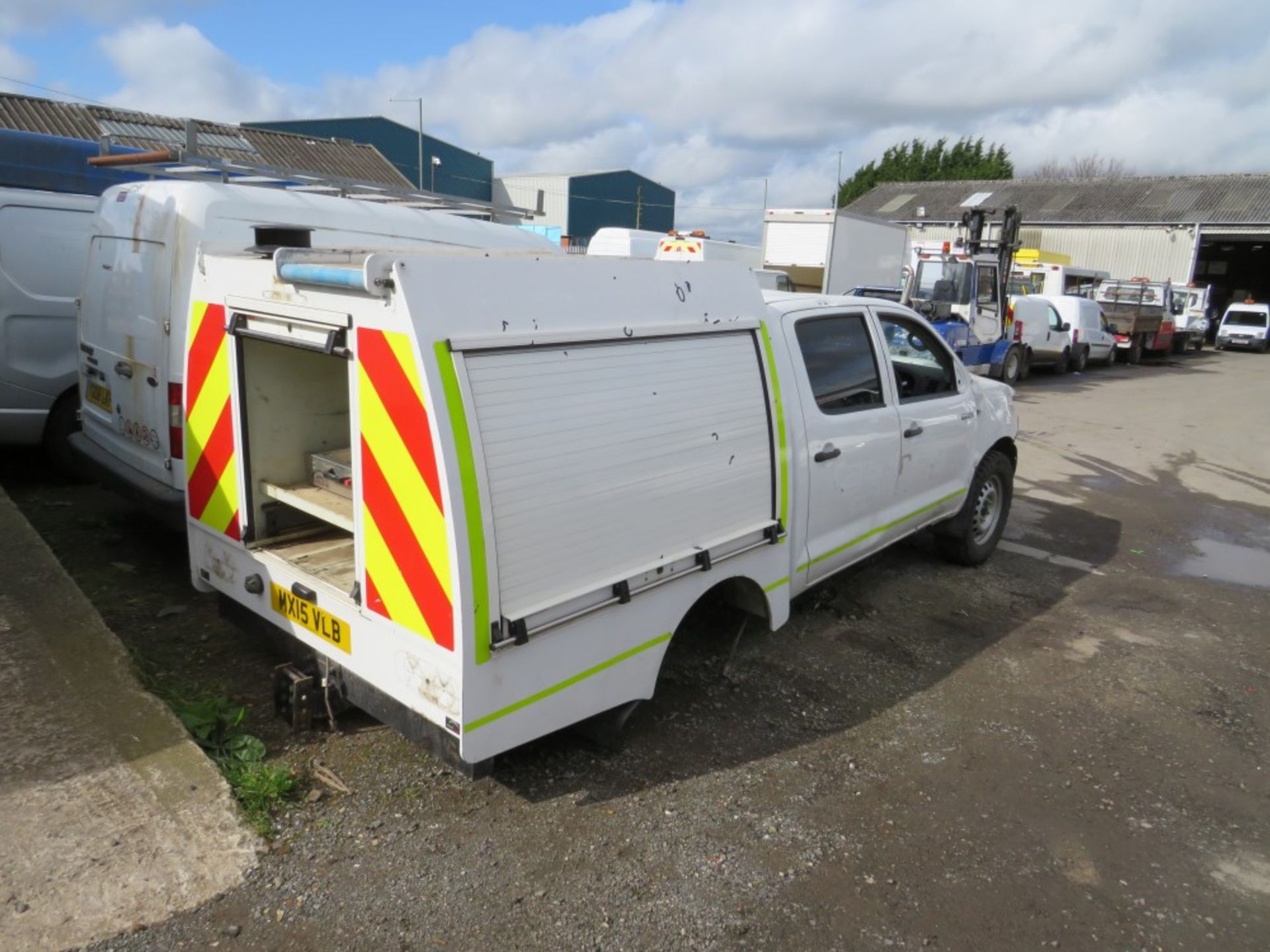 15 reg TOYOTA HILUX ACTIVE DI-D 4 X 4 DCB (DIRECT ELECTRICITY NW) 1ST REG 03/15, V5 MAY FOLLOW ( - Image 4 of 9