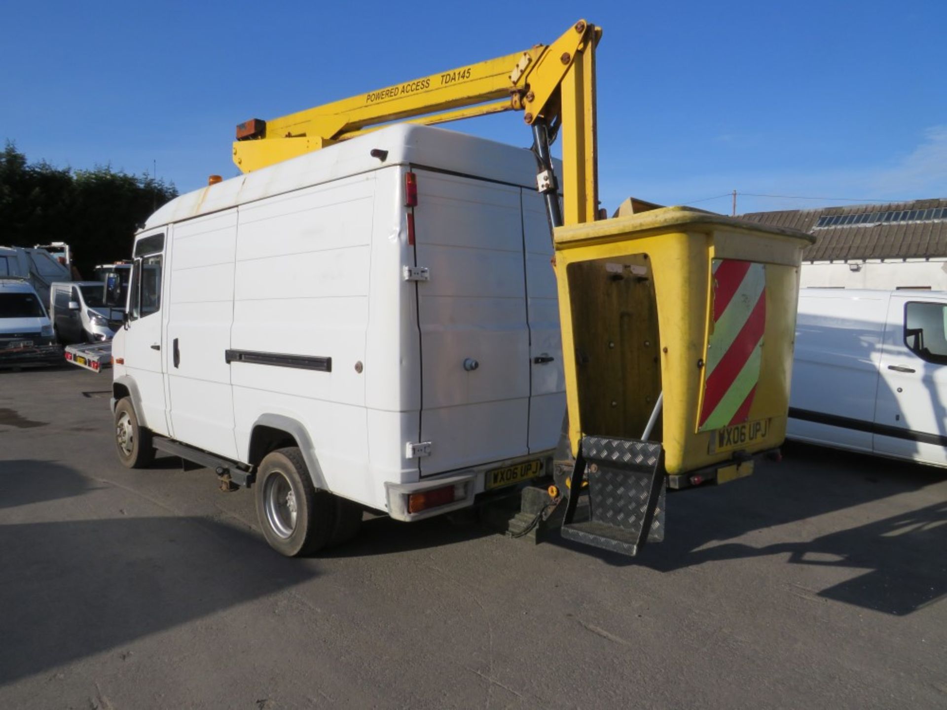 06 reg MERCEDES 814 CHERRY PICKER, 1ST REG 08/06, 281107KM, V5 HERE, 1 FORMER KEEPER [+ VAT] - Image 3 of 5