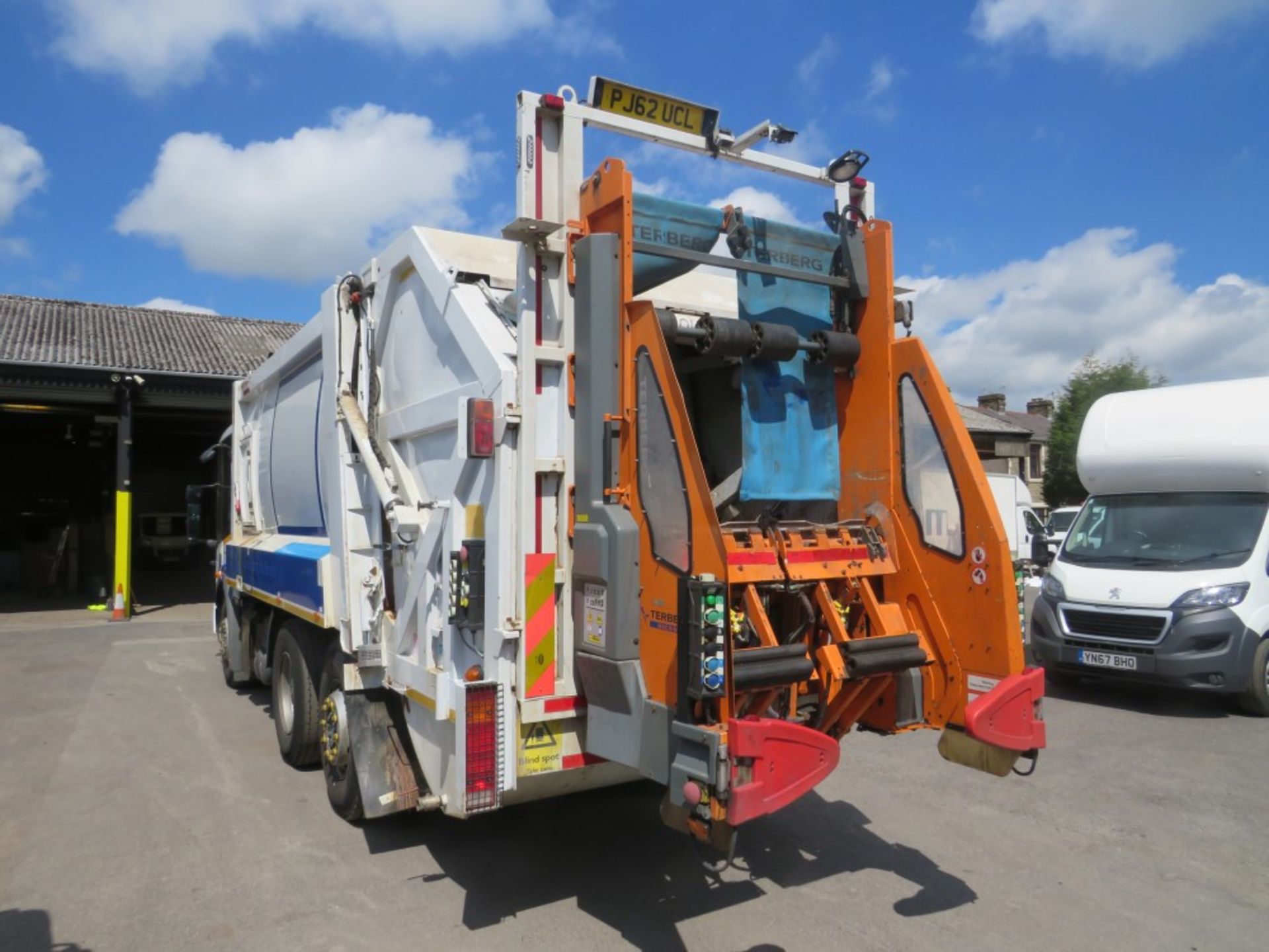 62 reg MERCEDES ECONIC REFUSE WAGON (DIRECT COUNCIL) 1ST REG 02/13, TEST 03/21, 72248KM, V5 HERE, - Image 3 of 5