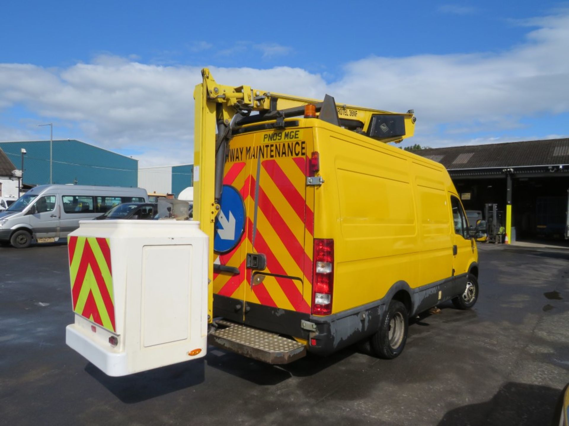 09 reg IVECO DAILY 50C15 C/W VERSALIFT EUROTEL 36NF HOIST (DIRECT COUNCIL) 1ST REG 08/09, TEST 02/ - Image 4 of 5