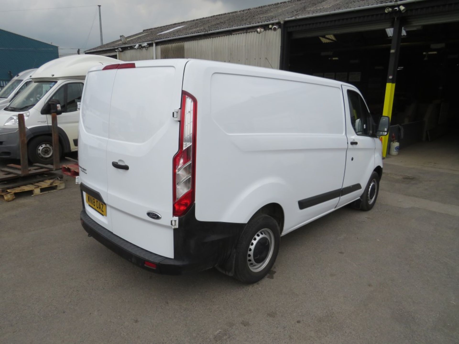 18 reg FORD TRANSIT CUSTOM 270, 1ST REG 03/18, 53561M, V5 HERE, 1 OWNER FROM NEW [+ VAT] - Image 4 of 6