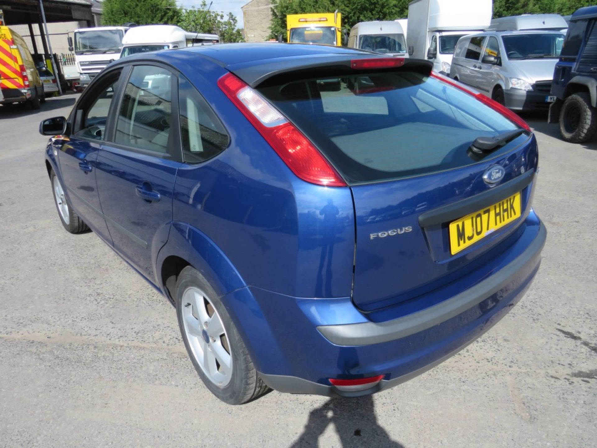 07 reg FORD FOCUS ZETEC CLIMATE, 1ST REG 05/07, TEST 03/21, 91617M, V5 HERE, 1 FORMER KEEPER [NO - Image 3 of 5