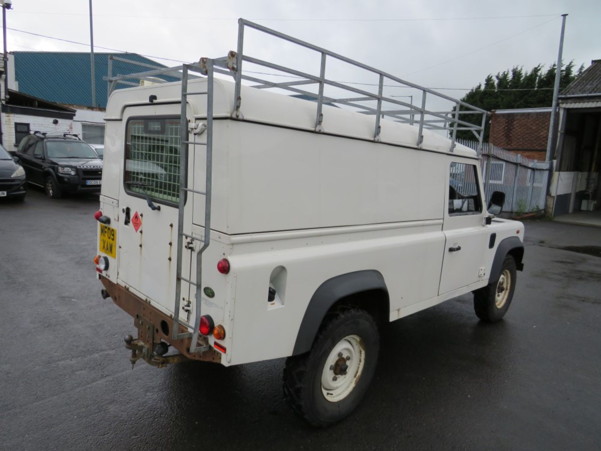 09 reg LAND ROVER DEFENDER 110 HARD TOP 4 X 4 (DIRECT COUNCIL) 1ST REG 04/09, TEST 03/21, 54047M, V5 - Image 4 of 6