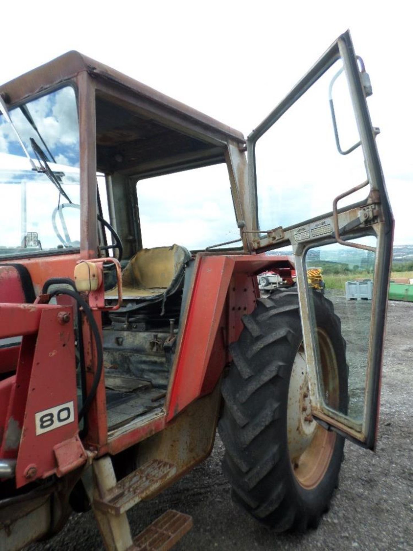 V reg MASSEY FERGUSON 575 2WD TRACTOR C/W 80 POWER LOADER (LOCATION SHEFFIELD) 5259 HOURS, NO V5 ( - Image 10 of 12