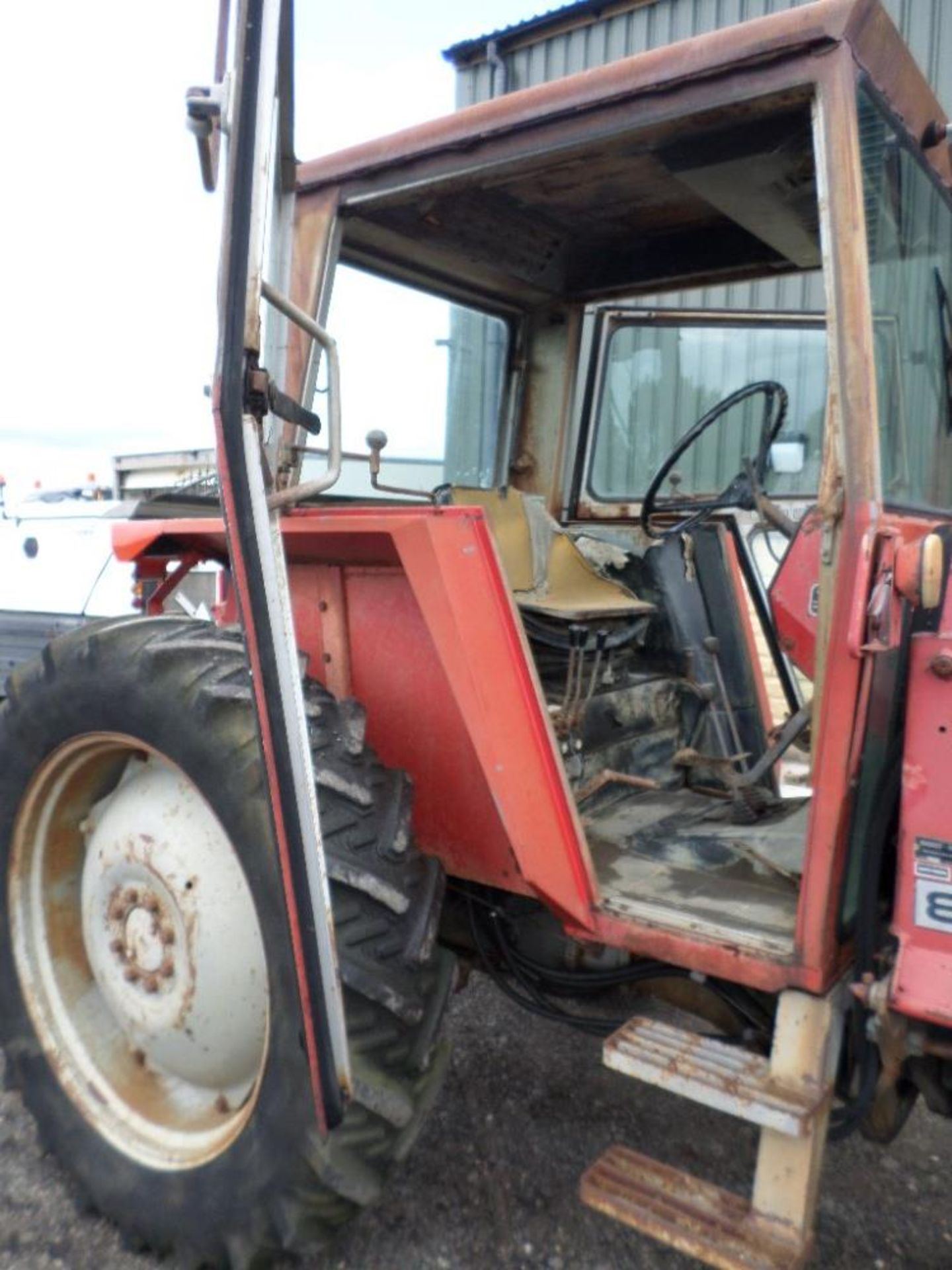 V reg MASSEY FERGUSON 575 2WD TRACTOR C/W 80 POWER LOADER (LOCATION SHEFFIELD) 5259 HOURS, NO V5 ( - Image 7 of 12