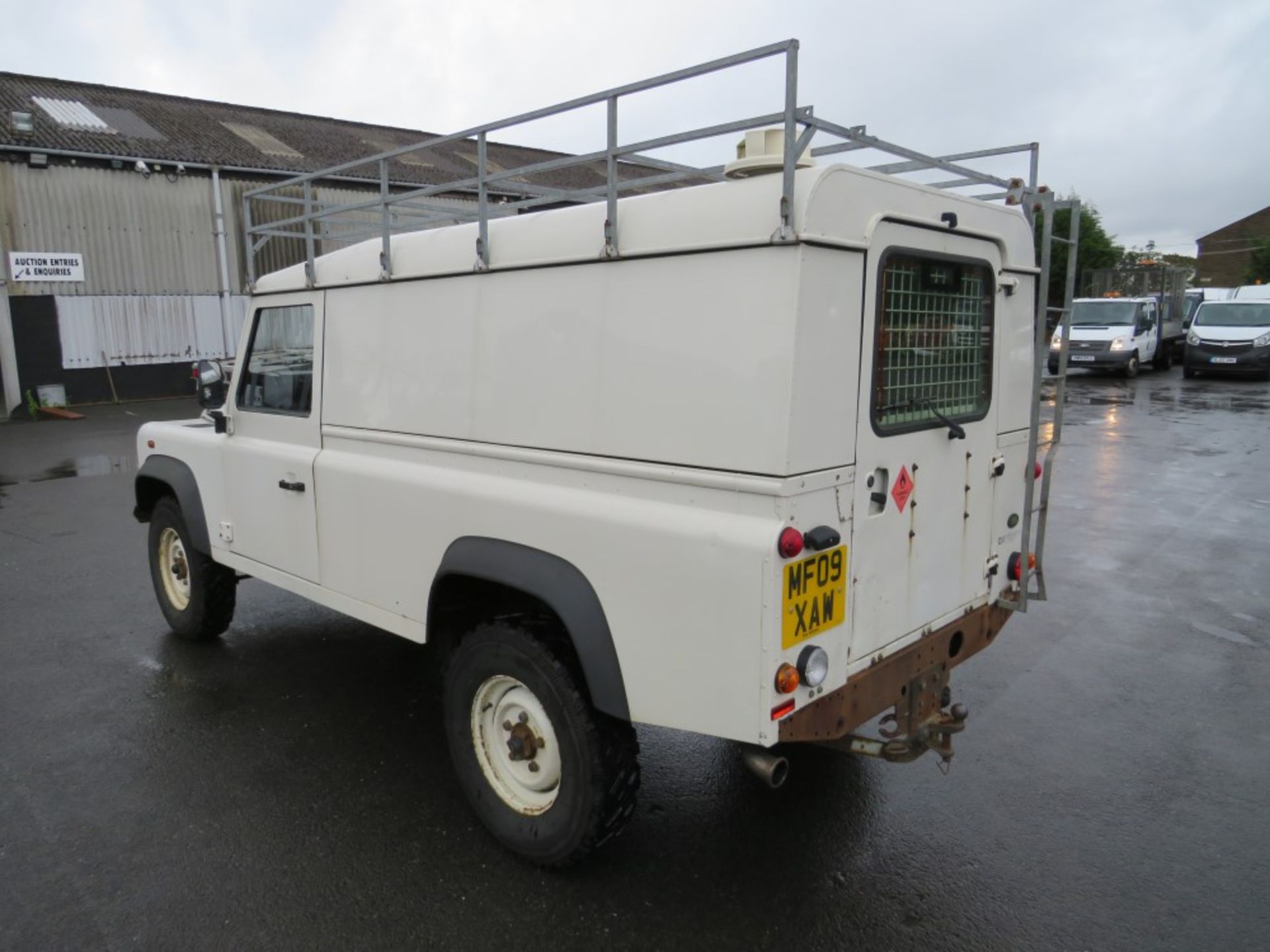 09 reg LAND ROVER DEFENDER 110 HARD TOP 4 X 4 (DIRECT COUNCIL) 1ST REG 04/09, TEST 03/21, 54047M, V5 - Image 3 of 6