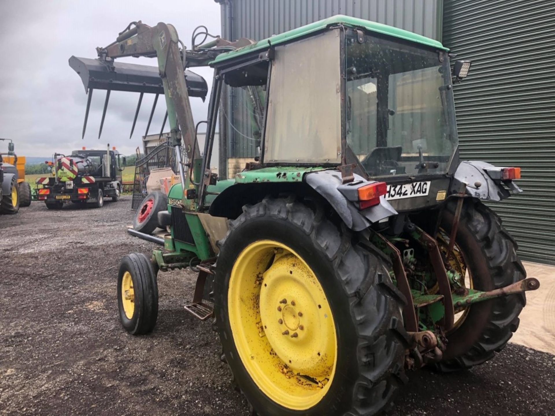 H reg JOHN DEERE 1950 TRACTOR C/W JD175 POWER LOADER & MUCK FORK (LOCATION SHEFFIELD) 6242 HOURS, NO - Image 4 of 5