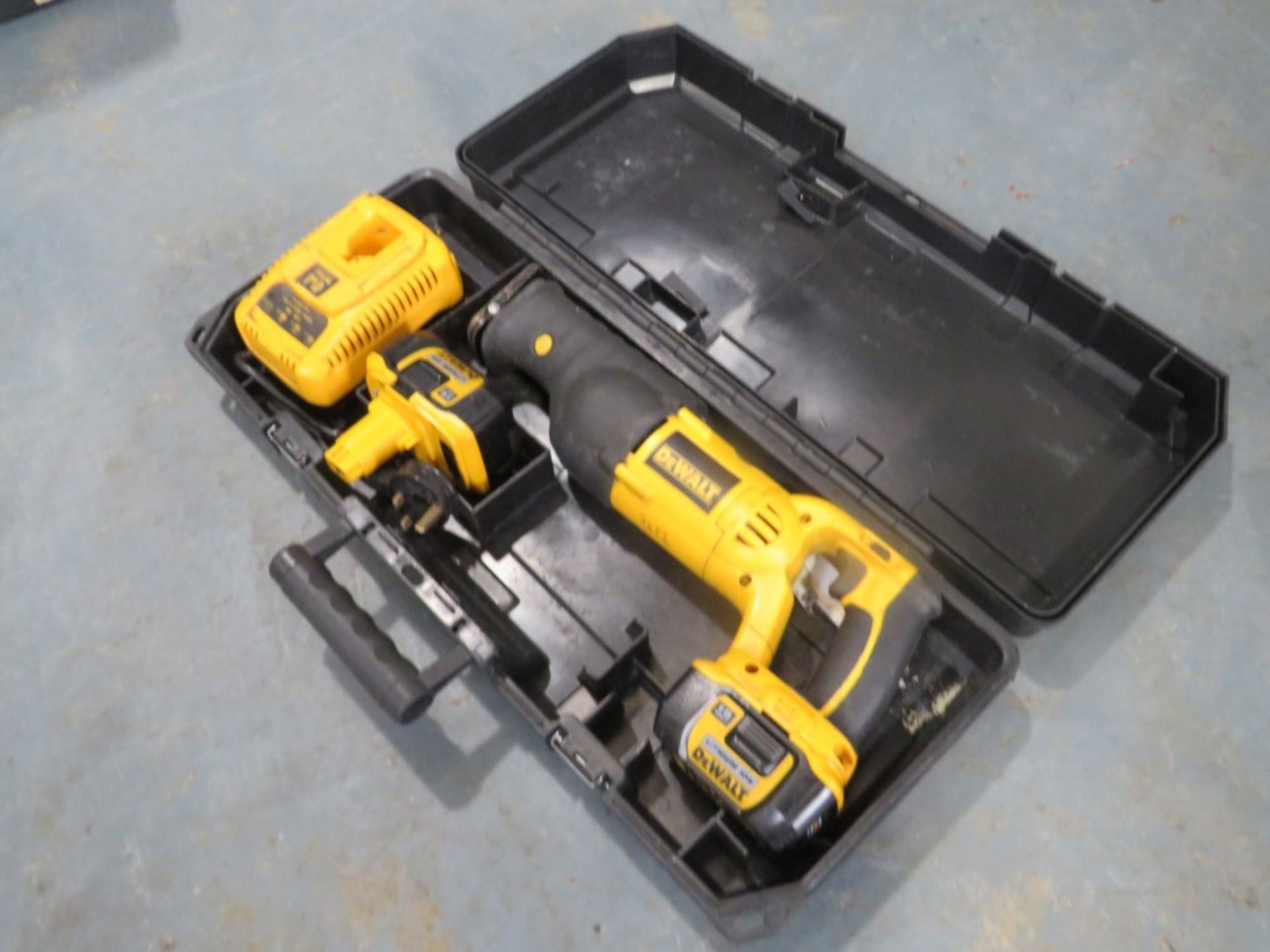 DEWALT 18V RE-CIP SAW C/W 2 BATTERIES & CHARGER (DIRECT LANCS FIRE & RESCUE) - WORKING WHEN