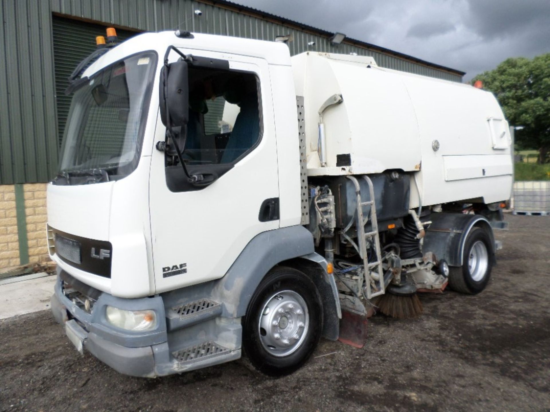 04 reg DAF LF 55.160 JOHNSON SWEEPER (LOCATION SHEFFIELD) 1ST REG 04/04, 93408M, V5 HERE, 2 FORMER - Image 2 of 15