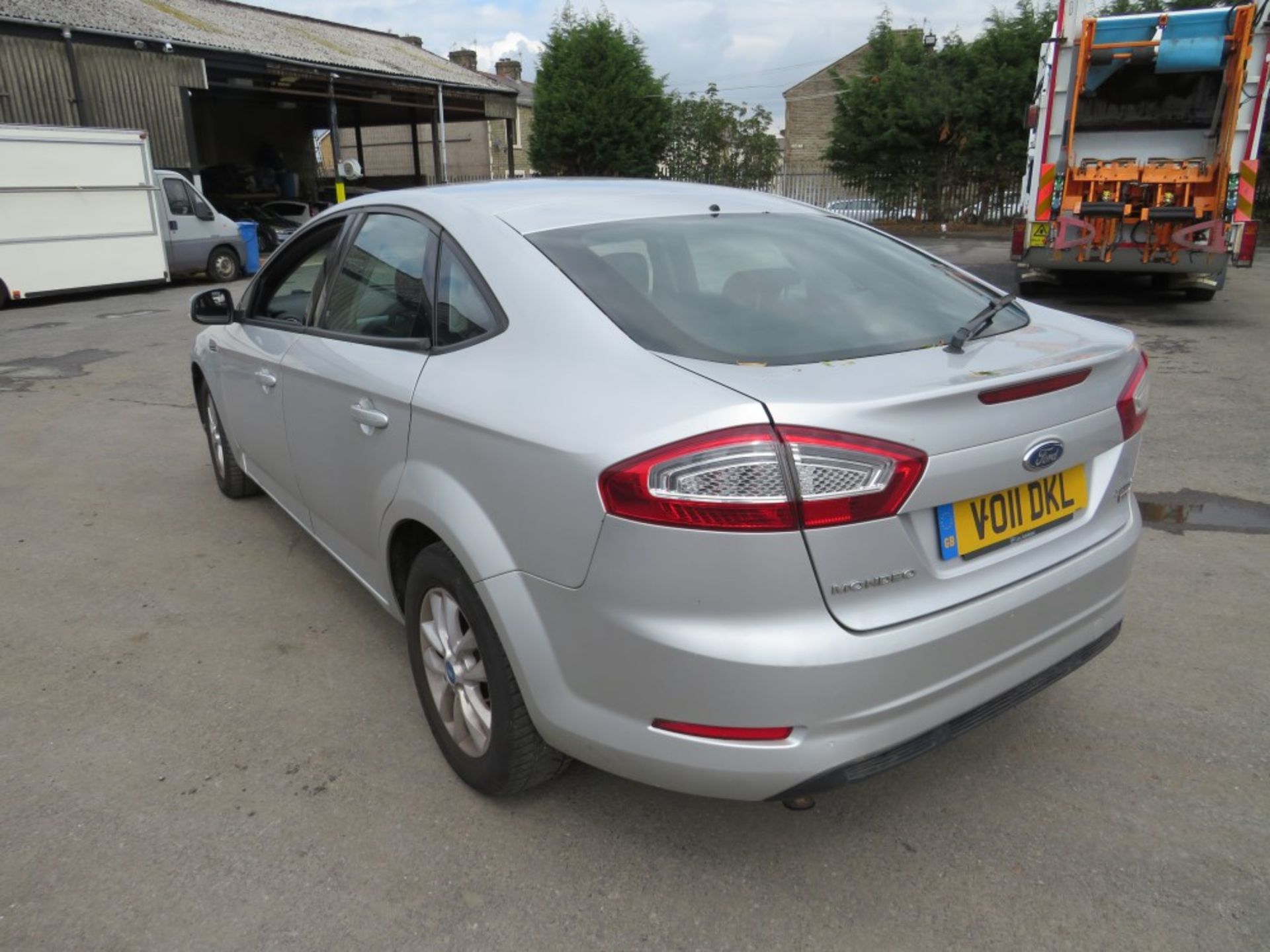 11 reg FORD MONDEO TDI ZETEC, 1ST REG 03/11, TEST 04/21, 204195M, NO V5 [NO VAT] - Image 3 of 5