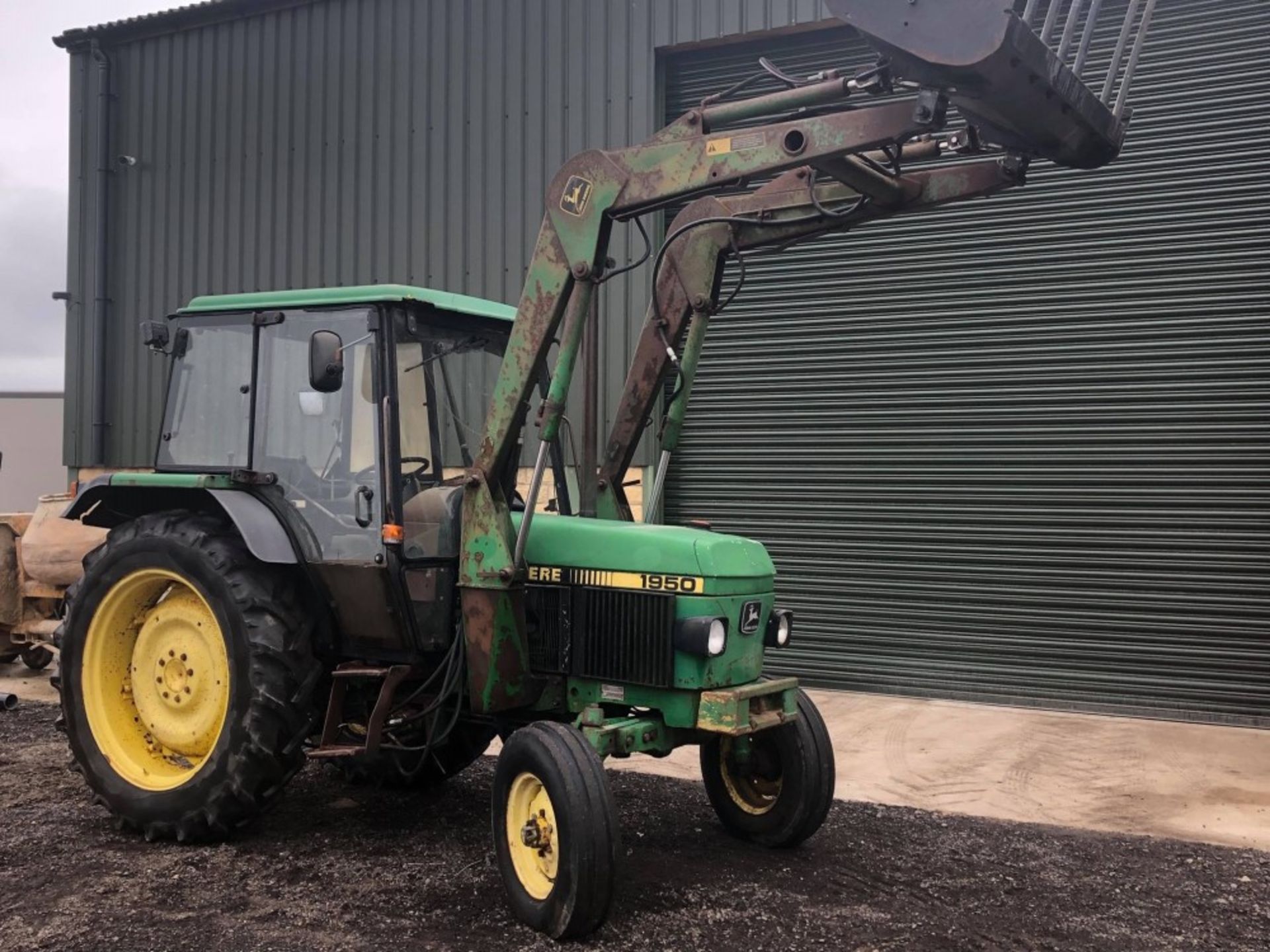 H reg JOHN DEERE 1950 TRACTOR C/W JD175 POWER LOADER & MUCK FORK (LOCATION SHEFFIELD) 6242 HOURS, NO