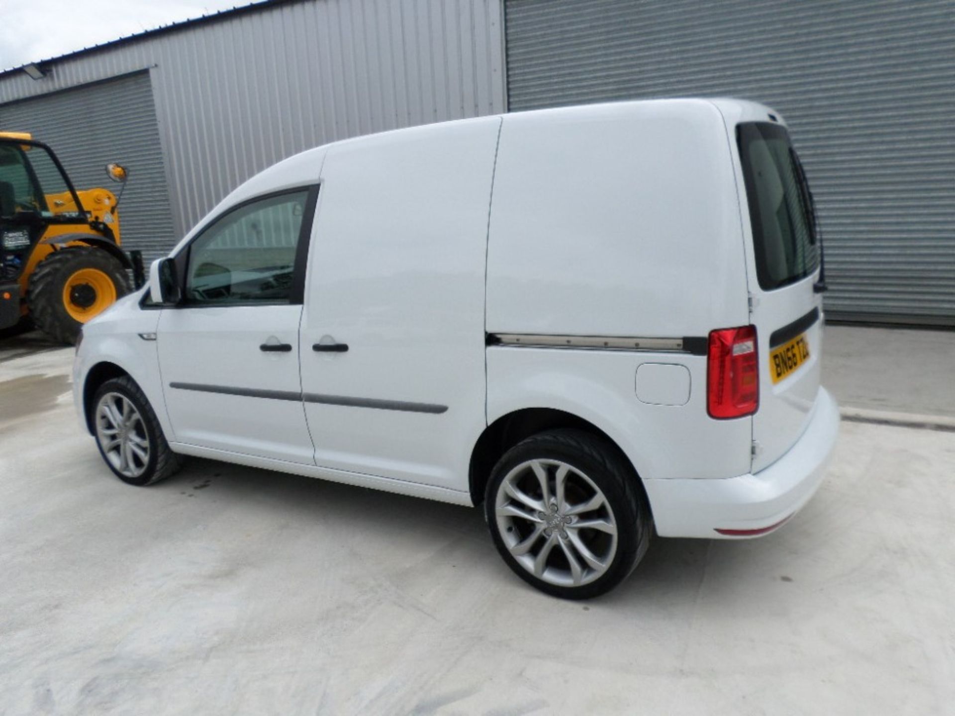 66 reg VW CADDY 2.0 TDI C20 STARTLINE (LOCATION SHEFFIELD) 11955M, V5 HERE, 1 FORMER KEEPER (ON VCAR - Image 4 of 6