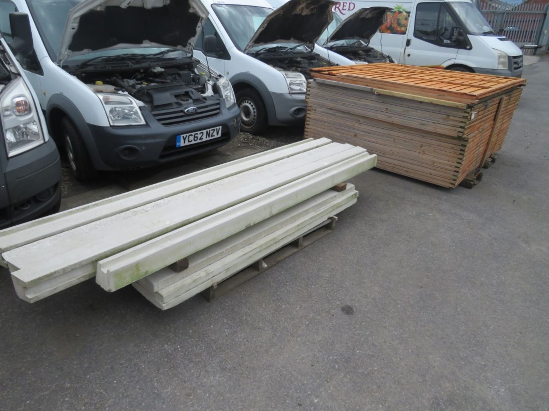 APPROX 21 OF 6 X 6 FENCING PANELS, 6 FENCING POSTS & 7 GRAVEL BOARDS [NO VAT]