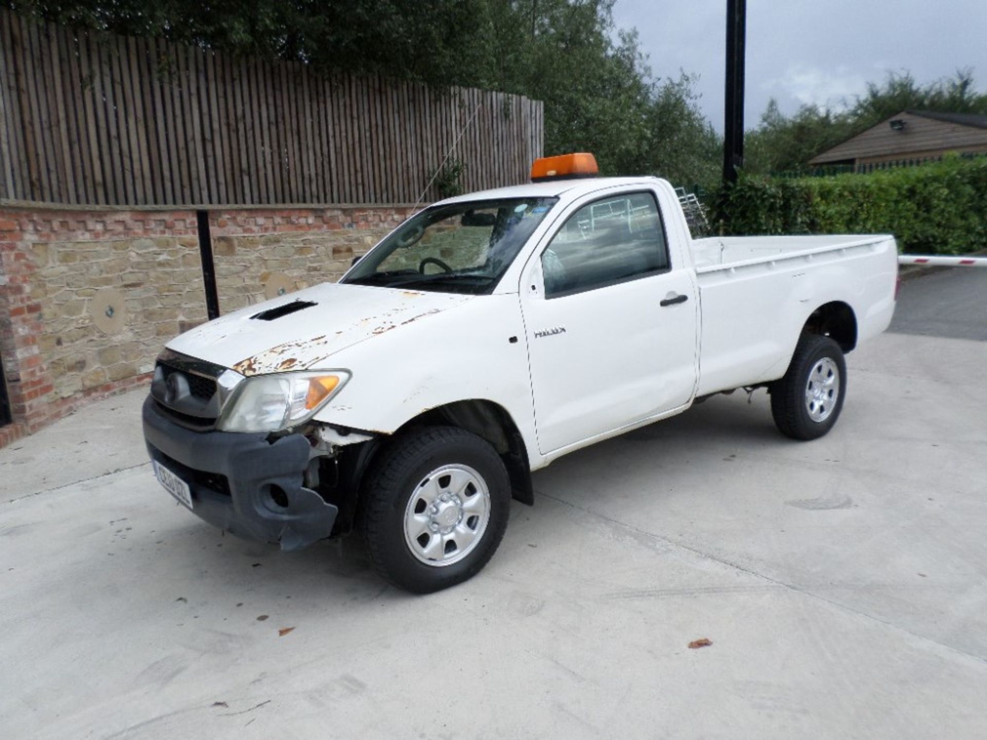 10 reg TOYOTA HILUX HL2 D-4D 4 X 4 S/C (LOCATION SHEFFIELD) 1ST REG 03/10, 96260M [+ VAT] - Image 2 of 6