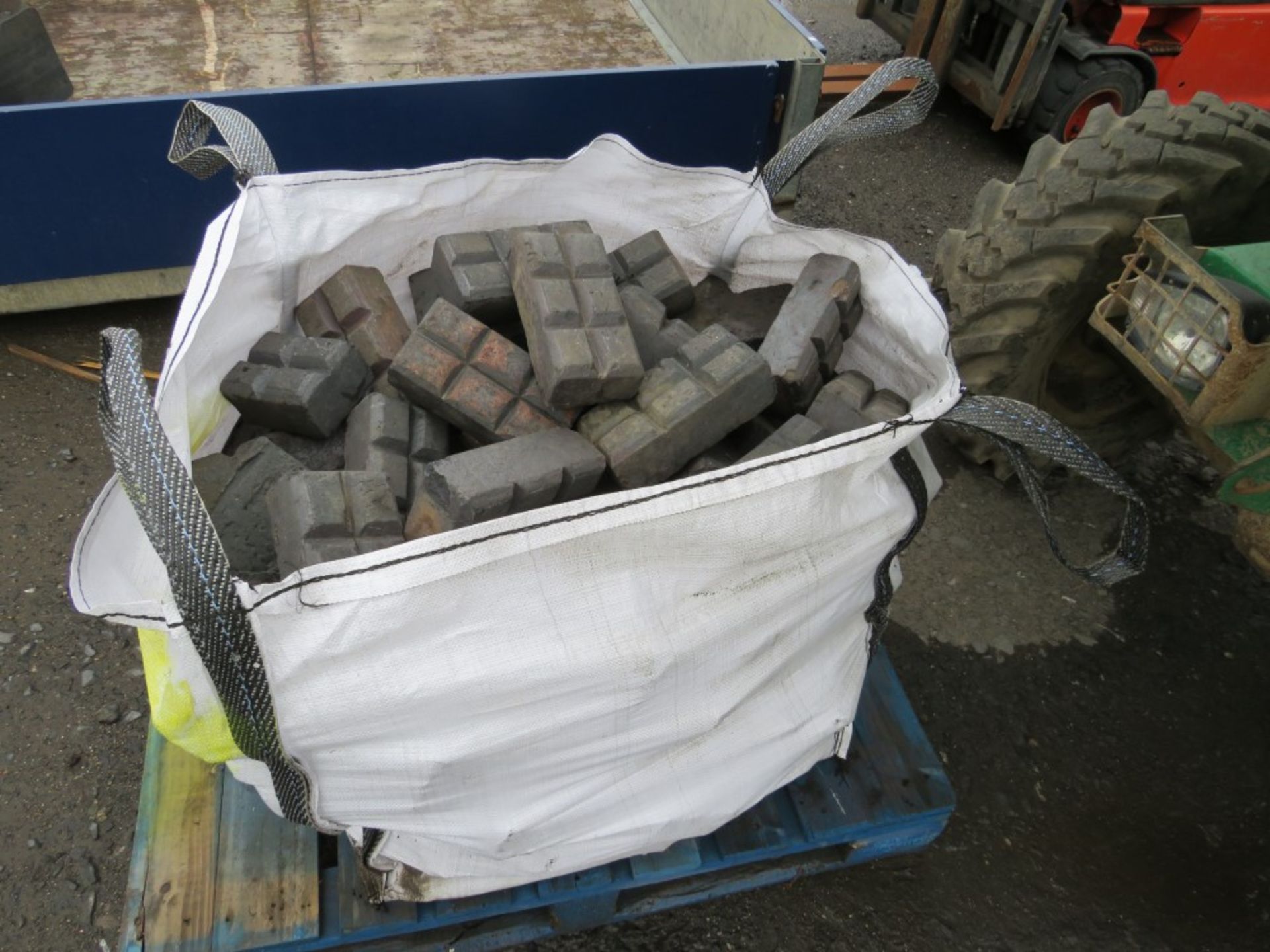 1 TON BAG OF BLOCK PAVING [NO VAT]