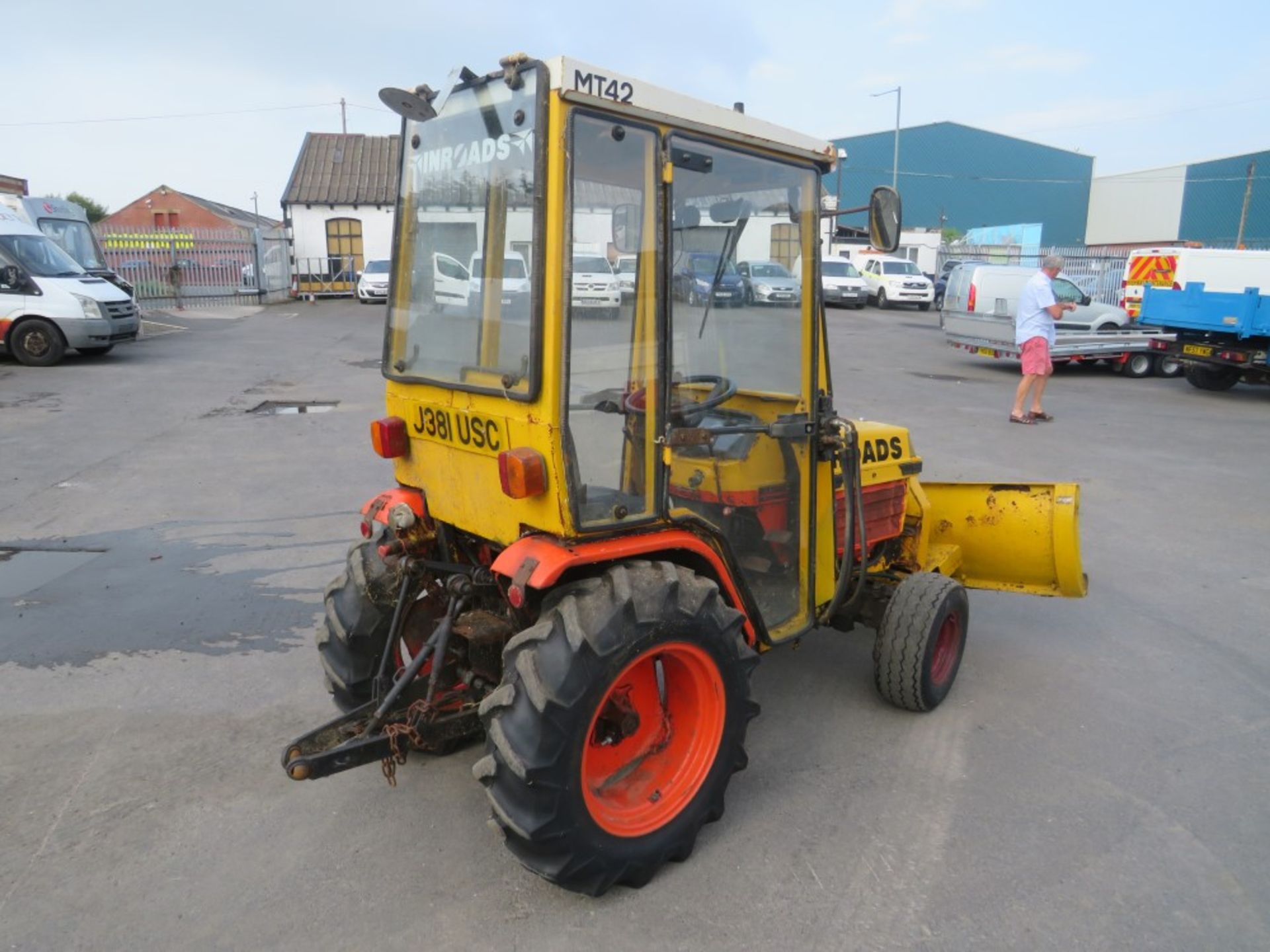 J reg KUBOTA 4x4 TRACTOR c/w SNOW PLOUGH, 1ST REG 10/91, 1222 HRS NOT WARRANTRED, V5 HERE, 1 - Image 4 of 5