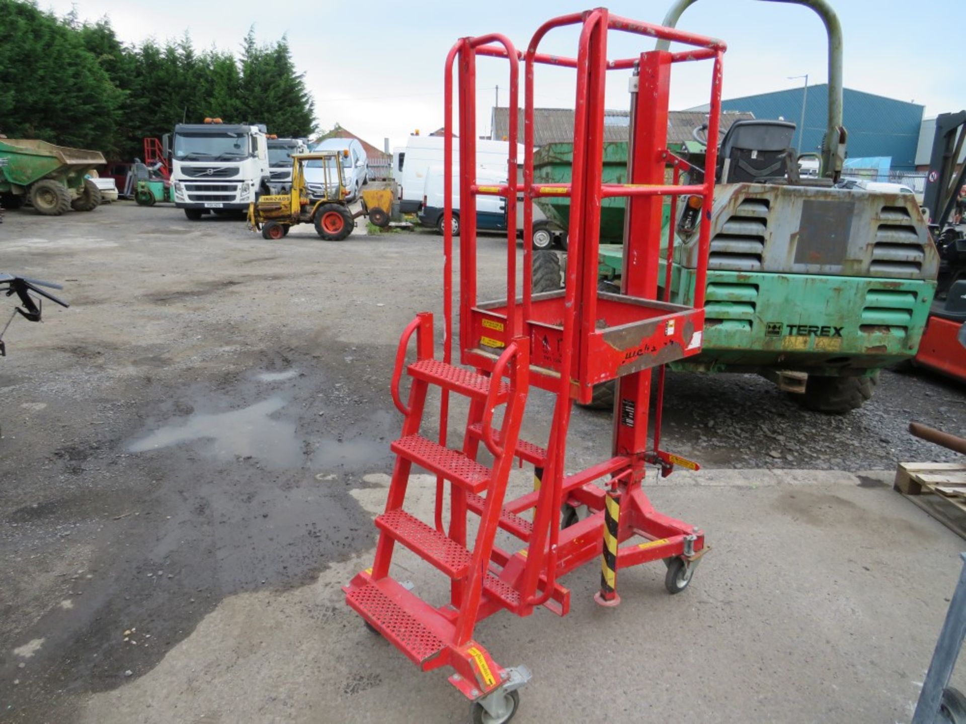 ADJUSTABLE WORK PLATFORM (DIRECT HIRE Co) [+ VAT]